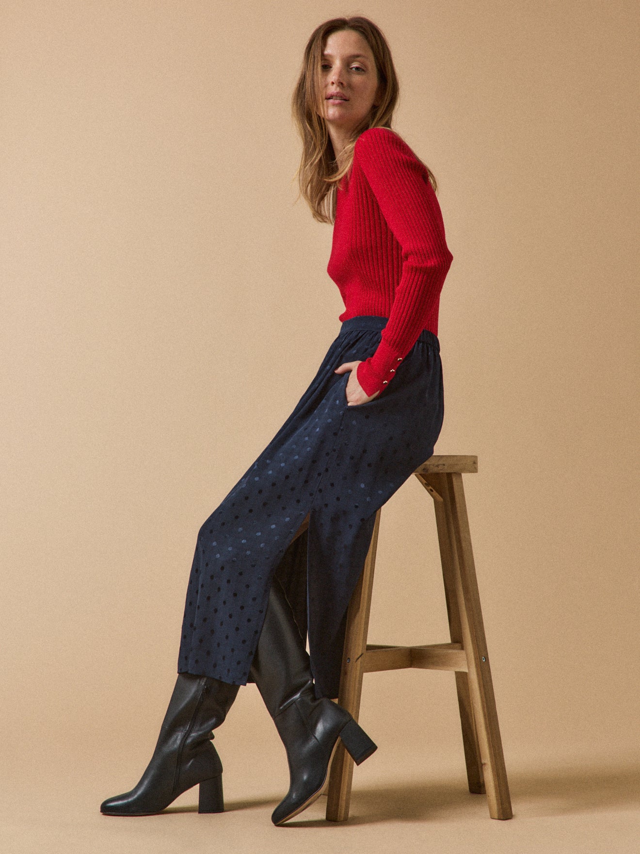 Halblanger Damenrock mit Jacquard-Tupfen