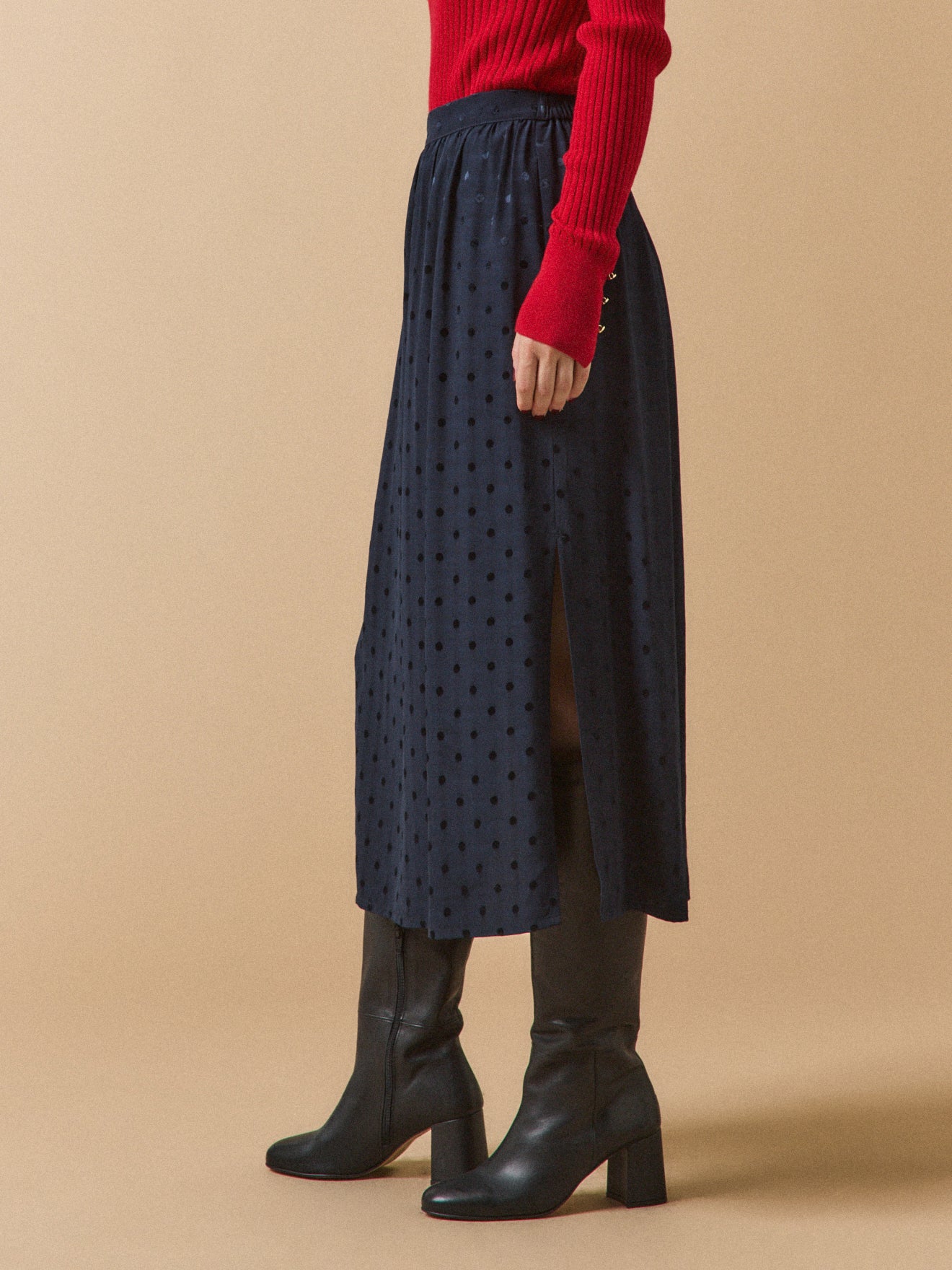 Halblanger Damenrock mit Jacquard-Tupfen