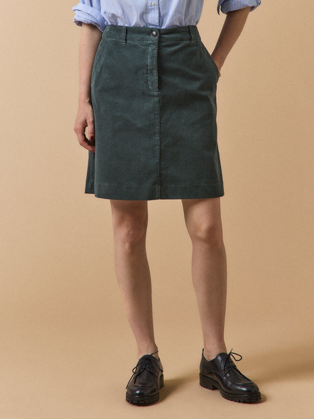 Kurzer Damenrock aus Cordsamt