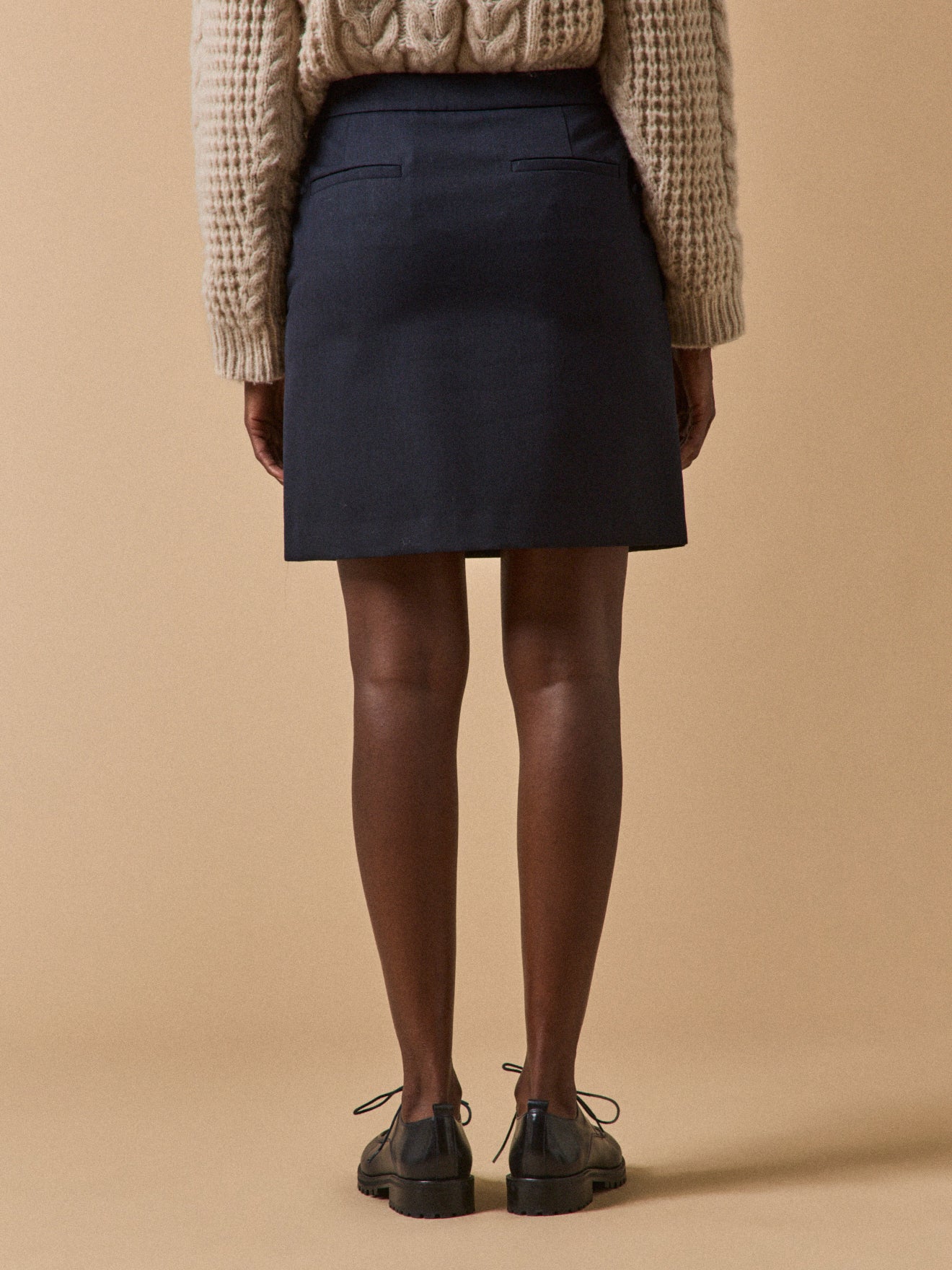 Jupe courte à pont boutons dorés femme