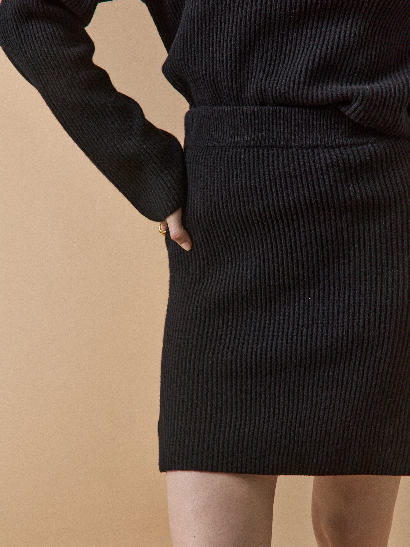 Kurzer Damenrock aus Rippenstrick
