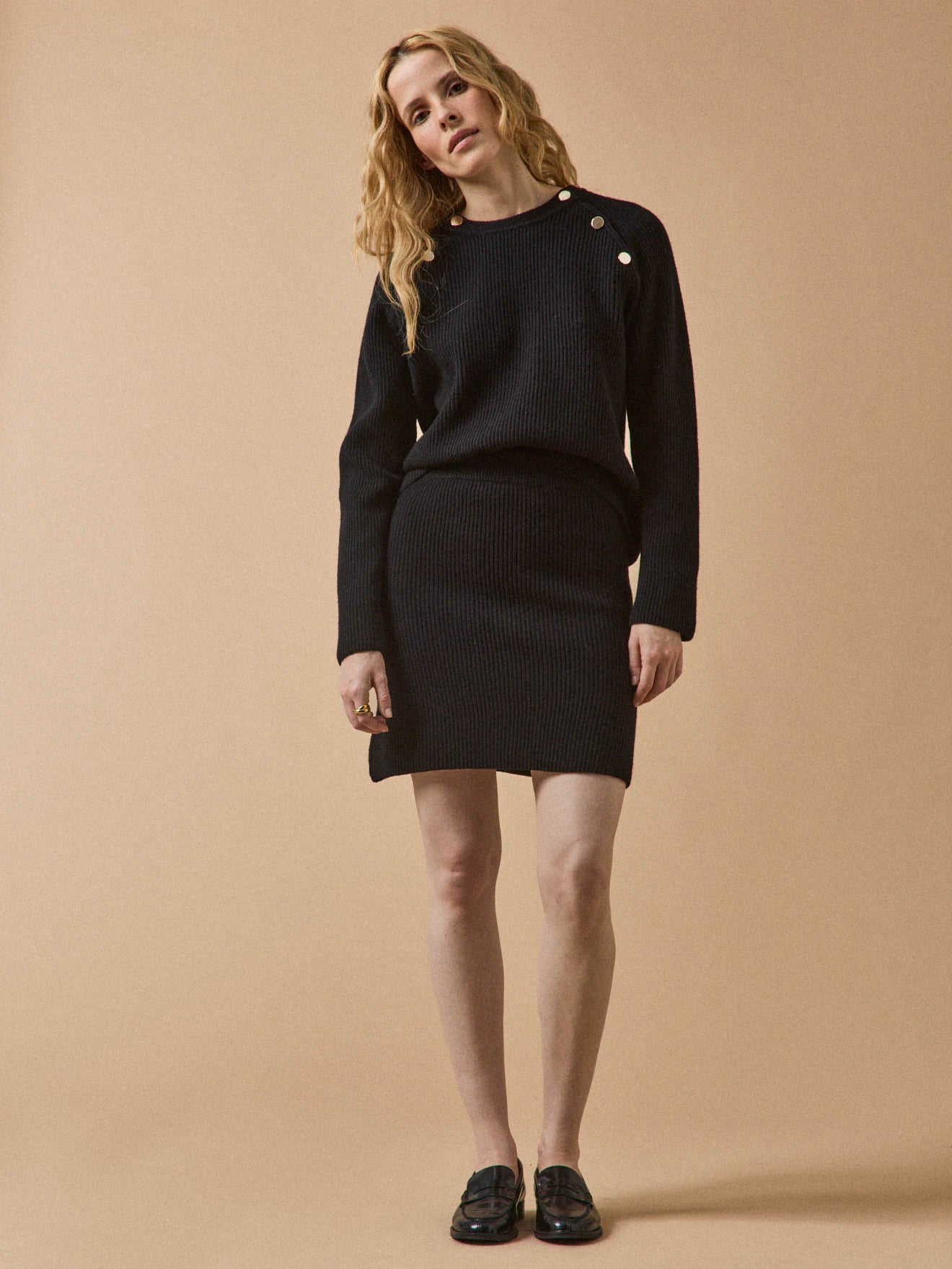 Kurzer Damenrock aus Rippenstrick