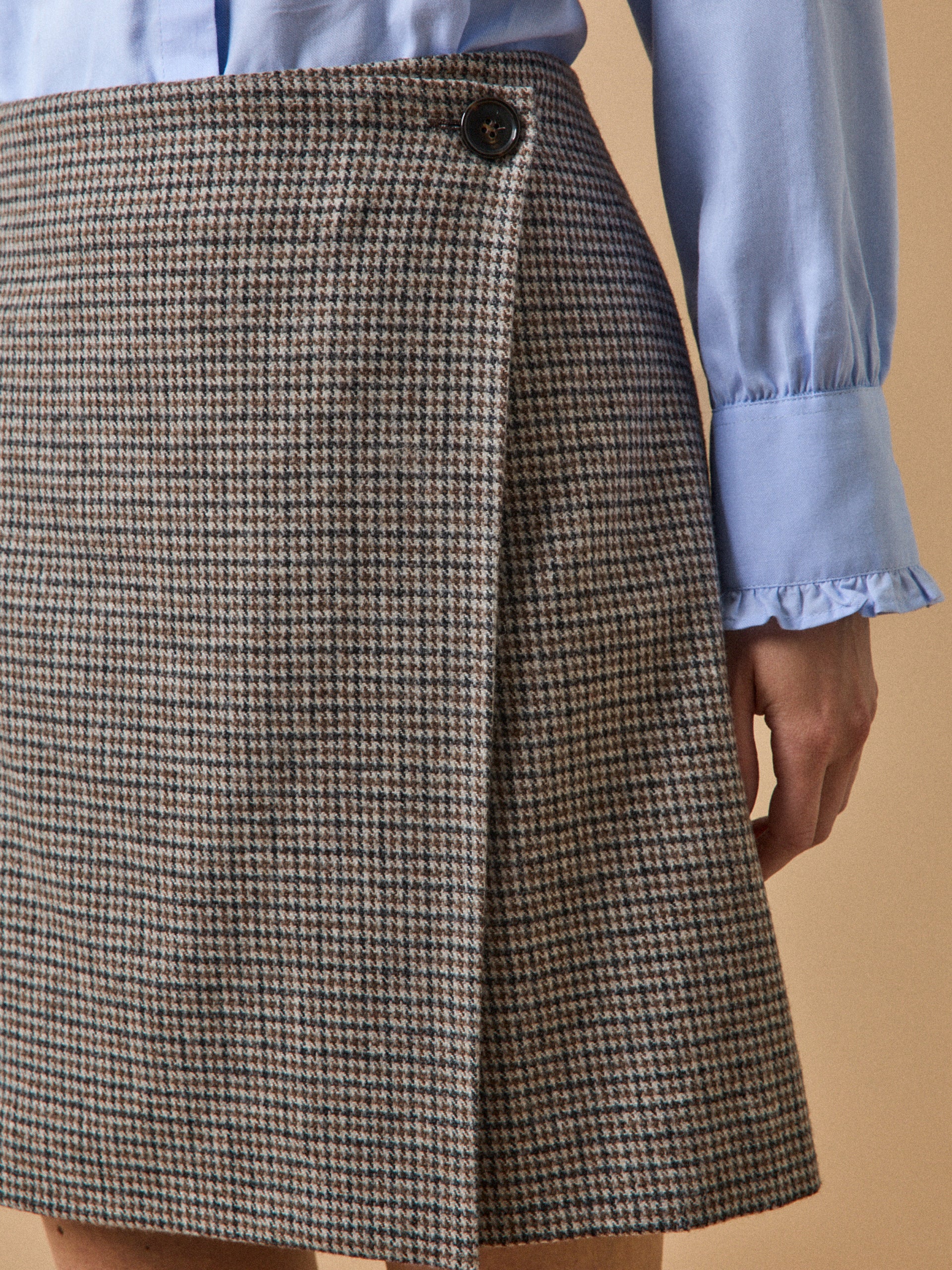 Kurzer Damenrock mit kleinen Karos