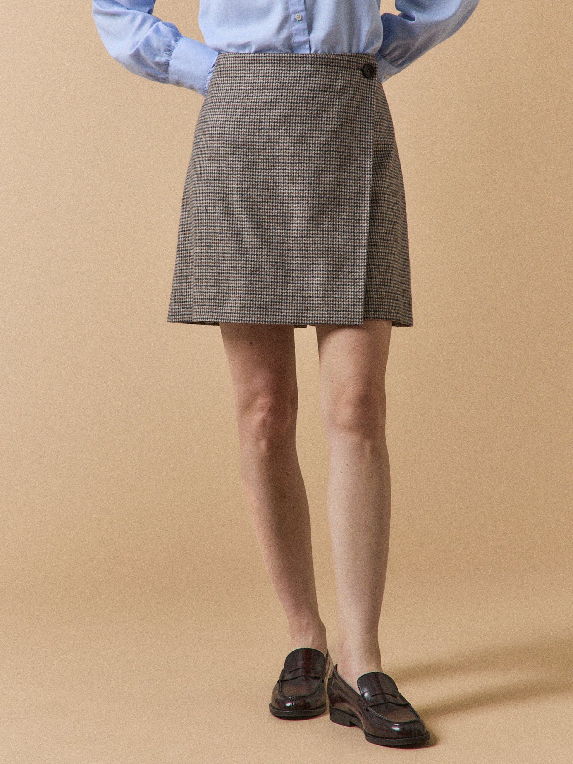 Kurzer Damenrock mit kleinen Karos