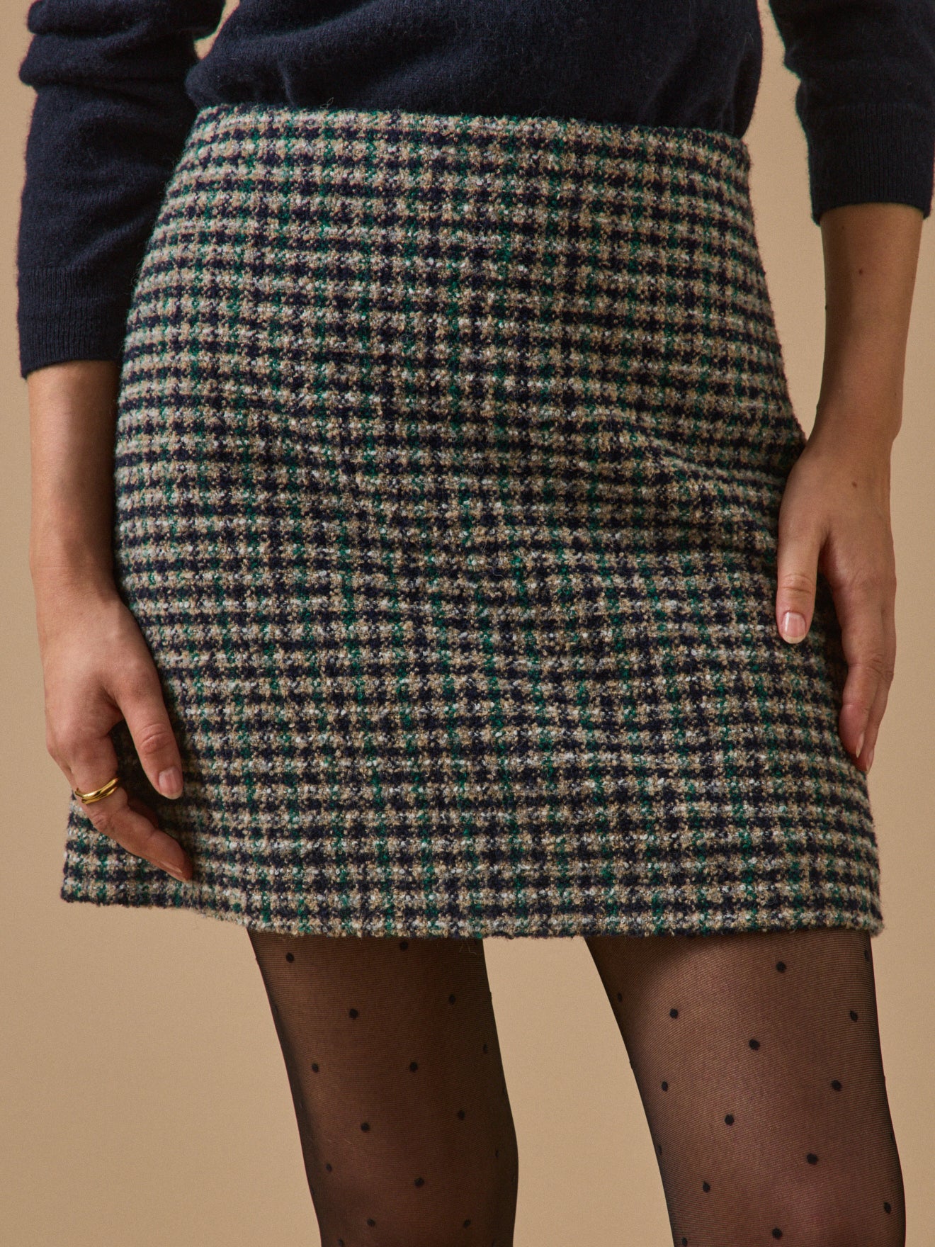 Kurzer Damenrock aus Tweed mit Karos