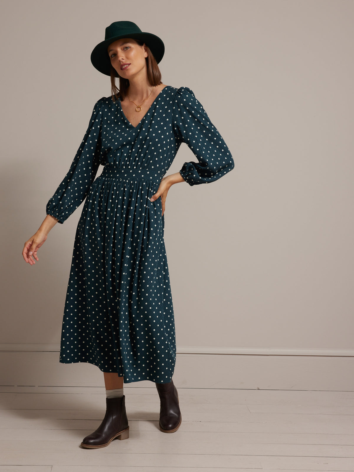 Halblanges Damenkleid aus Dobby-Viskose mit Tupfen