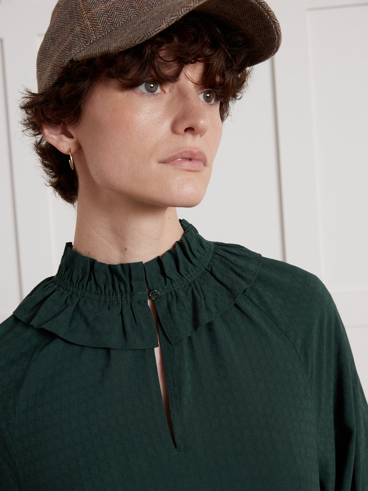 Halblanges Damenkleid aus Dobby-Viskose mit Volants am Ausschnitt