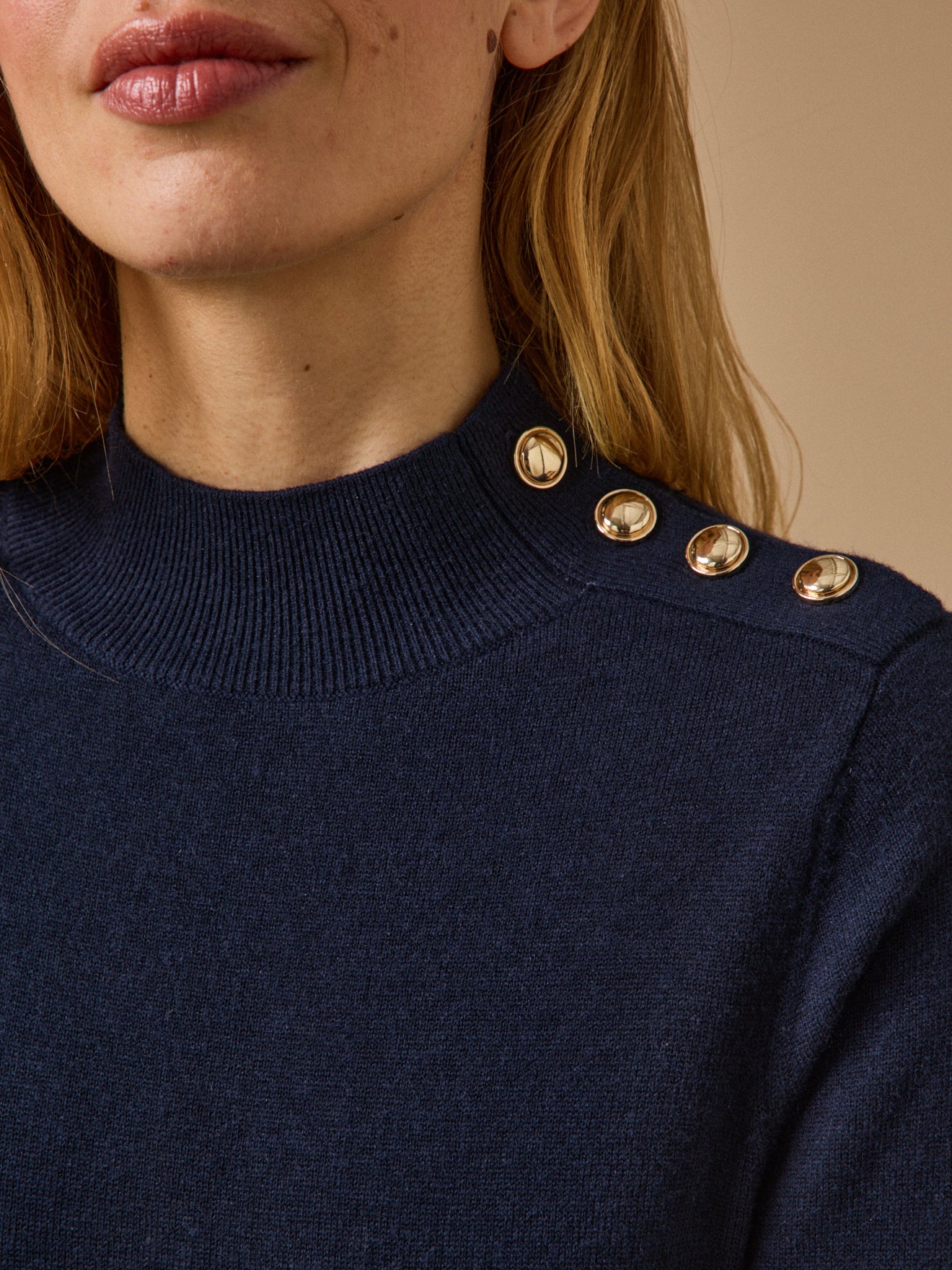 Damen-Pulloverkleid mit Stehkragen und goldfarbenen Knöpfen
