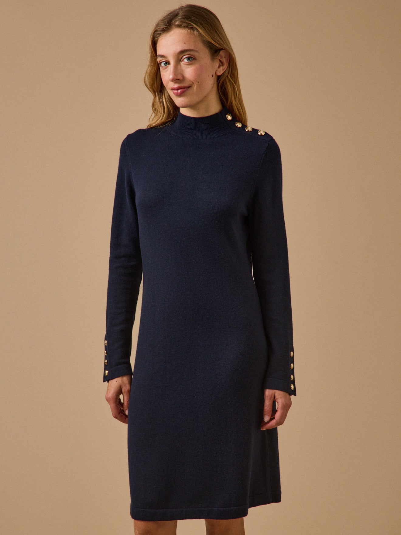 Damen-Pulloverkleid mit Stehkragen und goldfarbenen Knöpfen