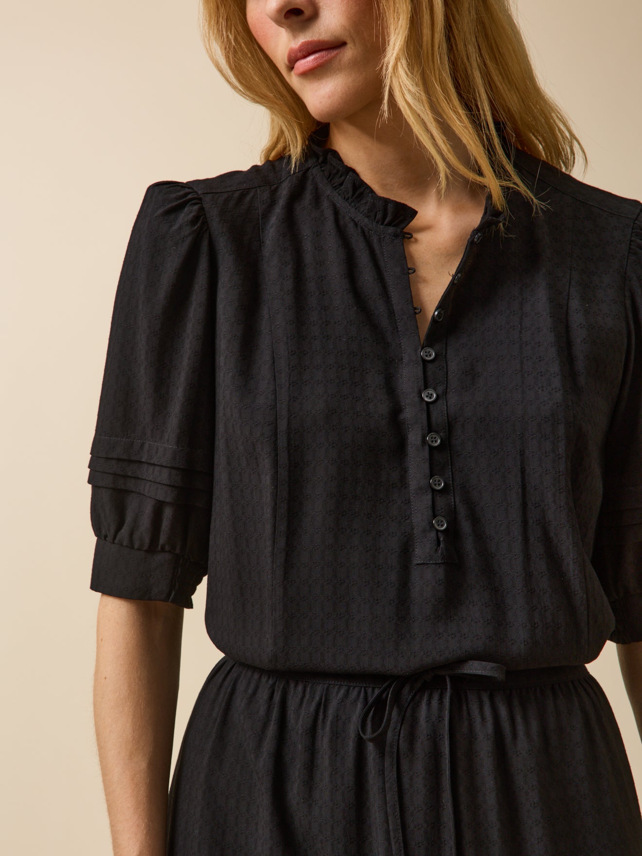 Langes, einfarbiges Damenkleid aus Dobby-Viskose mit Volants