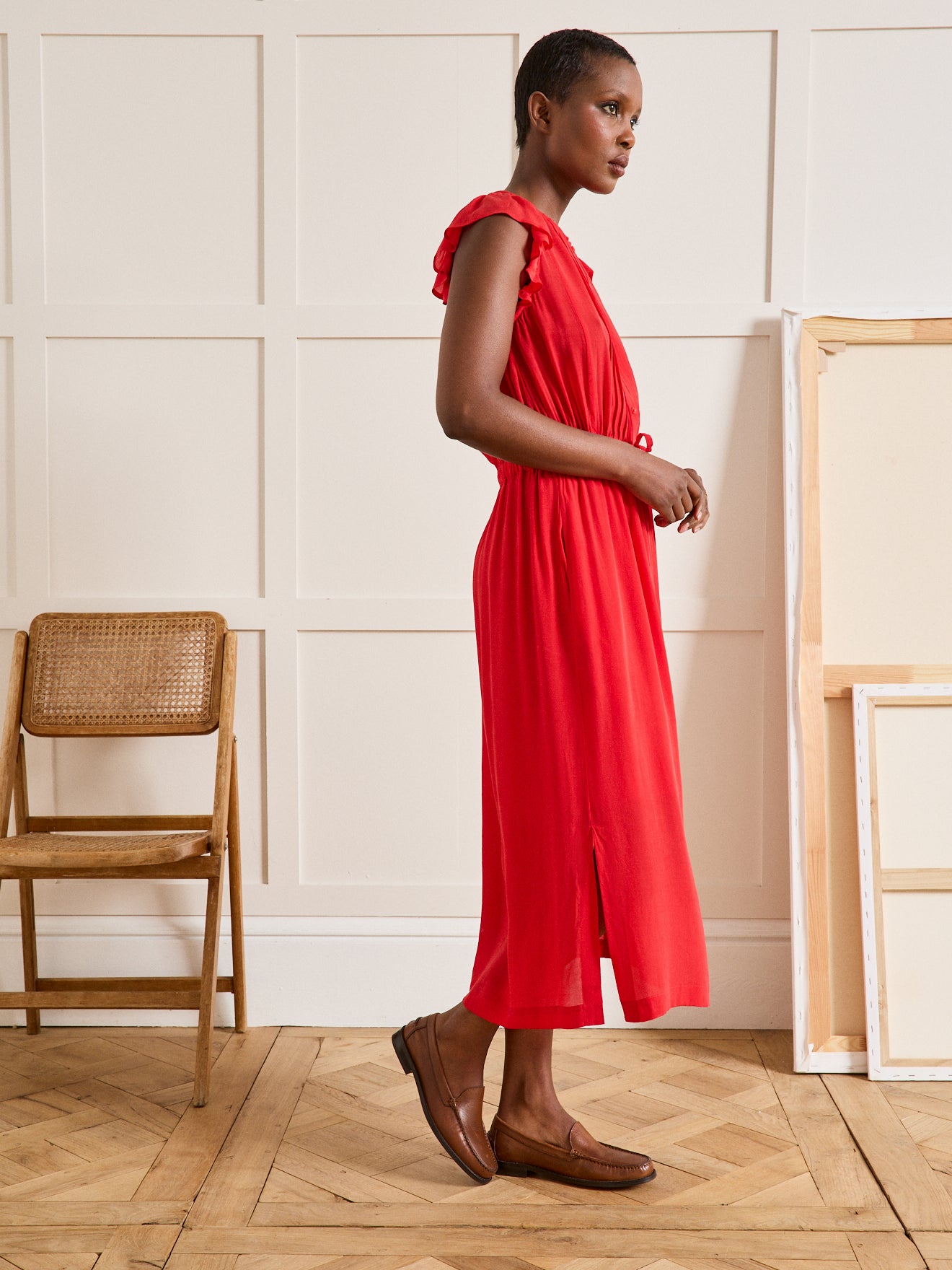 Fließendes und halblanges Damenkleid ohne Ärmel