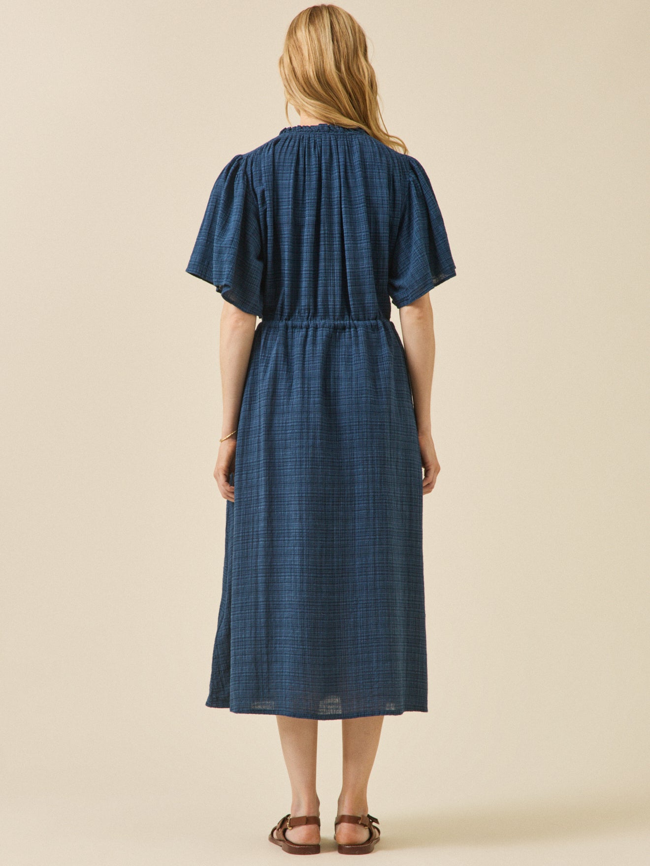 Langes Damenkleid aus Krepp mit Schmetterlingärmel