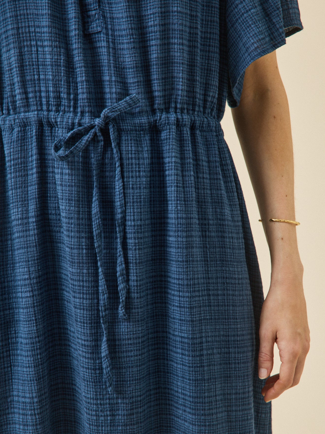 Langes Damenkleid aus Krepp mit Schmetterlingärmel