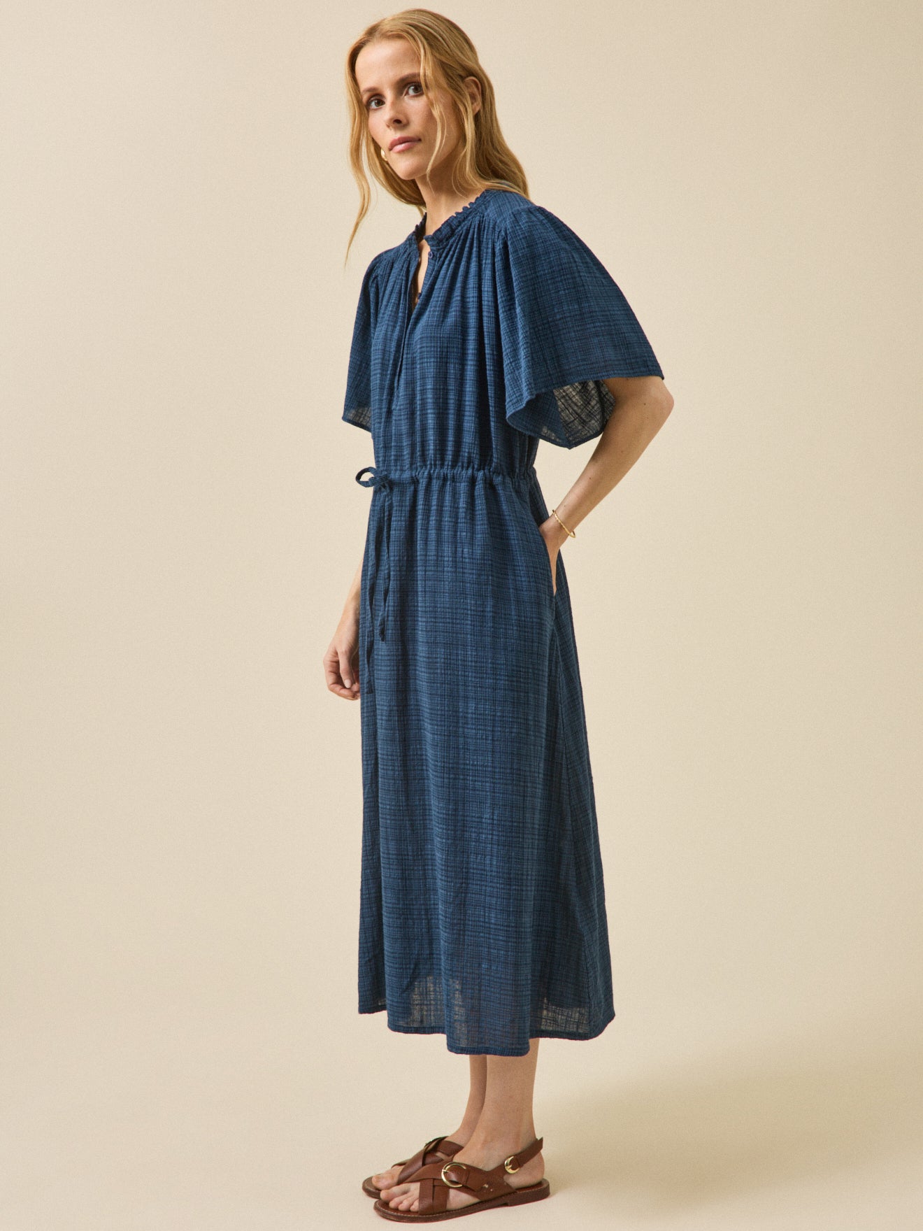 Langes Damenkleid aus Krepp mit Schmetterlingärmel