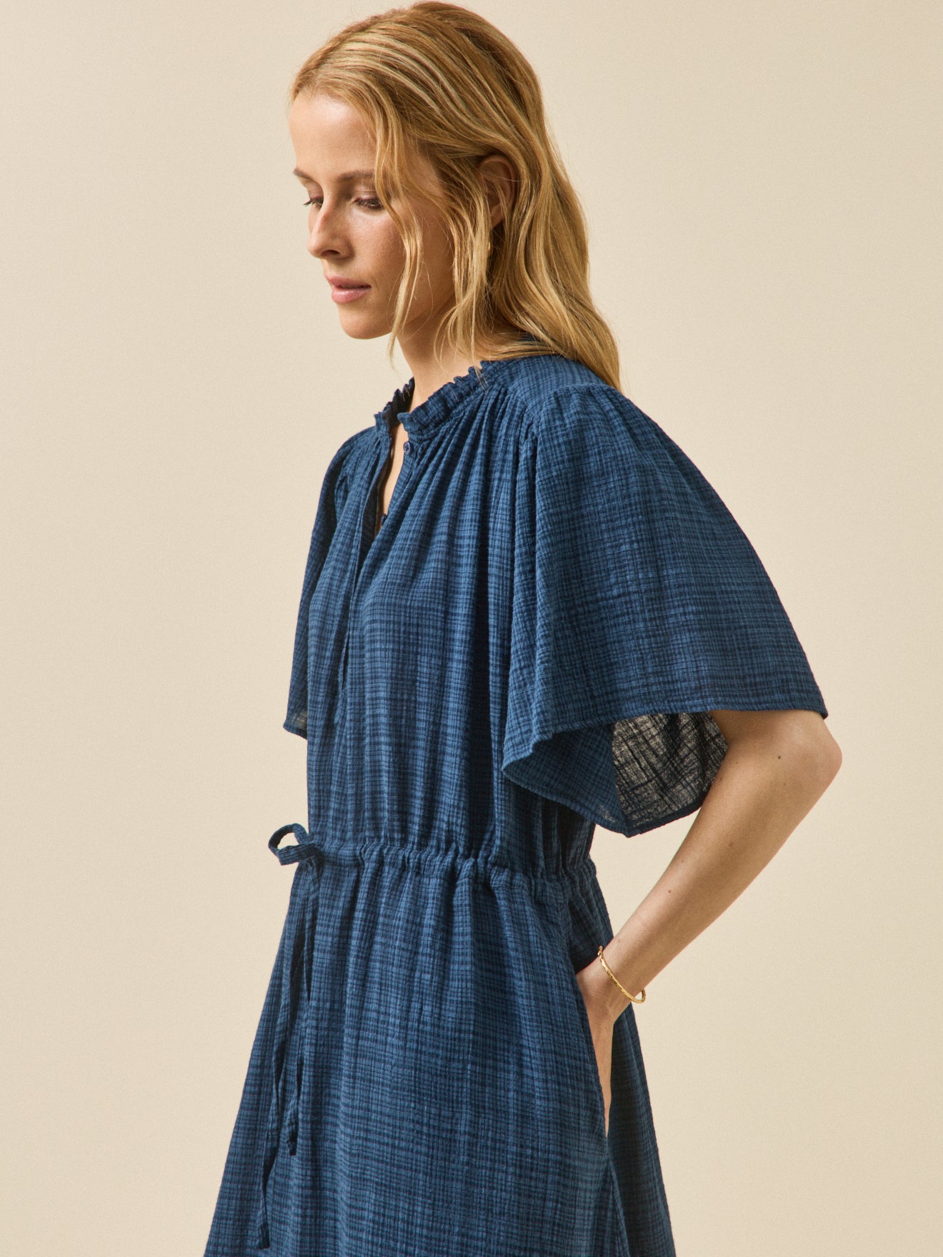 Langes Damenkleid aus Krepp mit Schmetterlingärmel