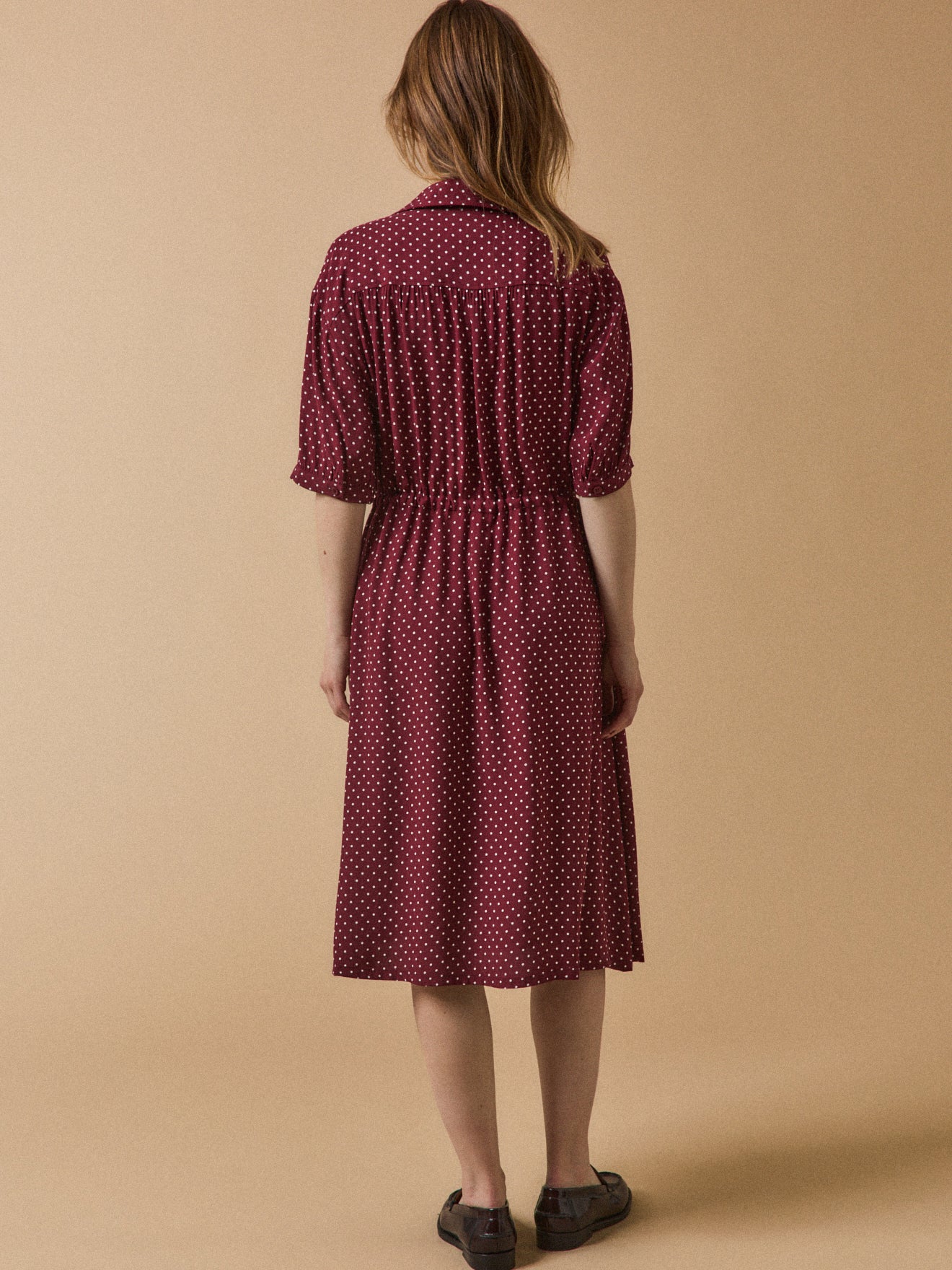 Halblanges Retro-Damenkleid mit Tupfen