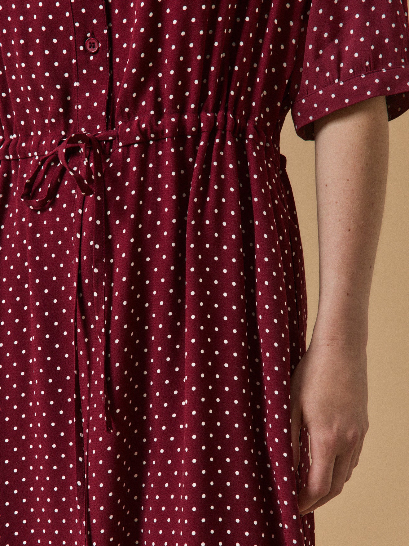 Halblanges Retro-Damenkleid mit Tupfen