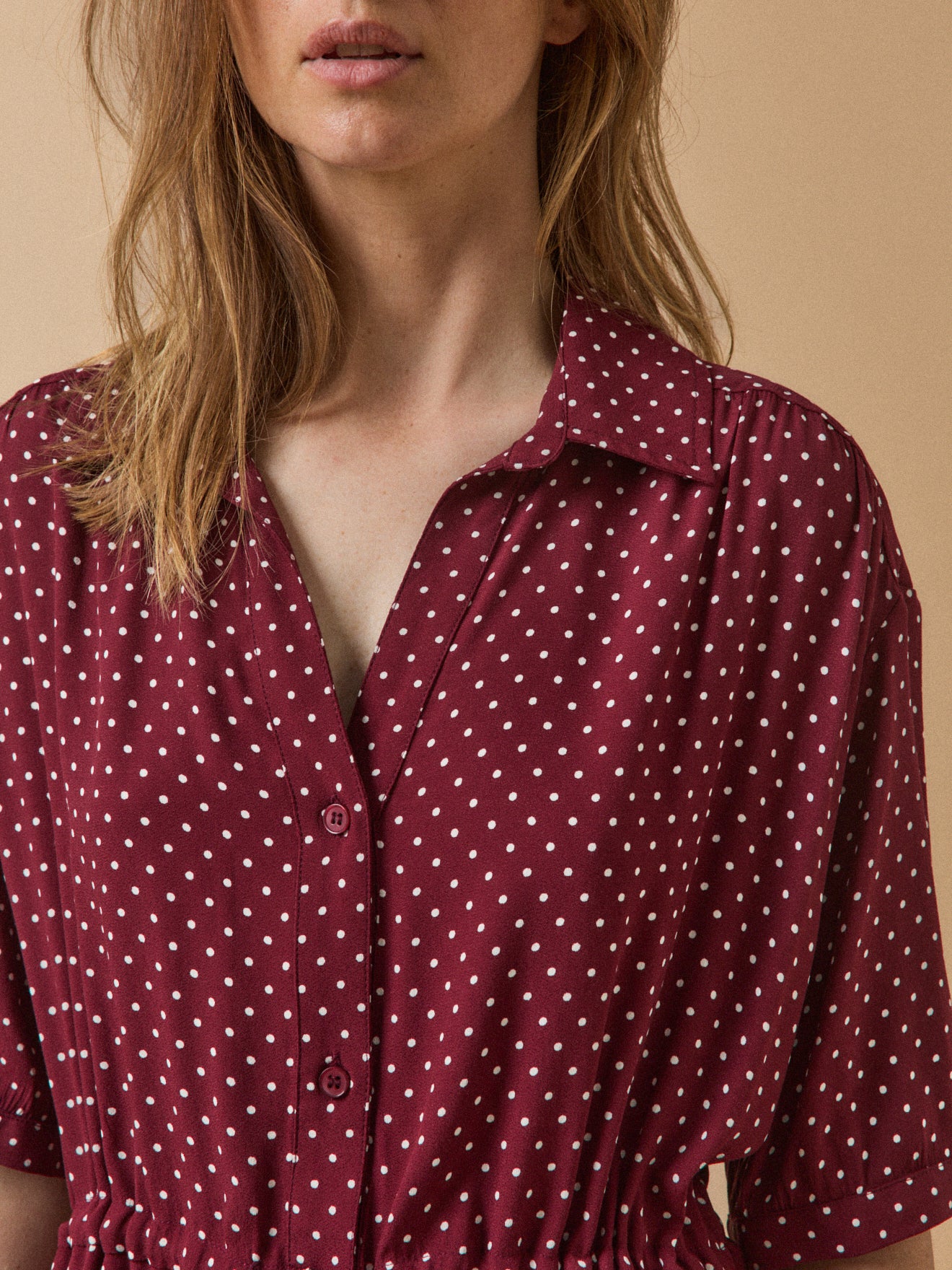 Halblanges Retro-Damenkleid mit Tupfen