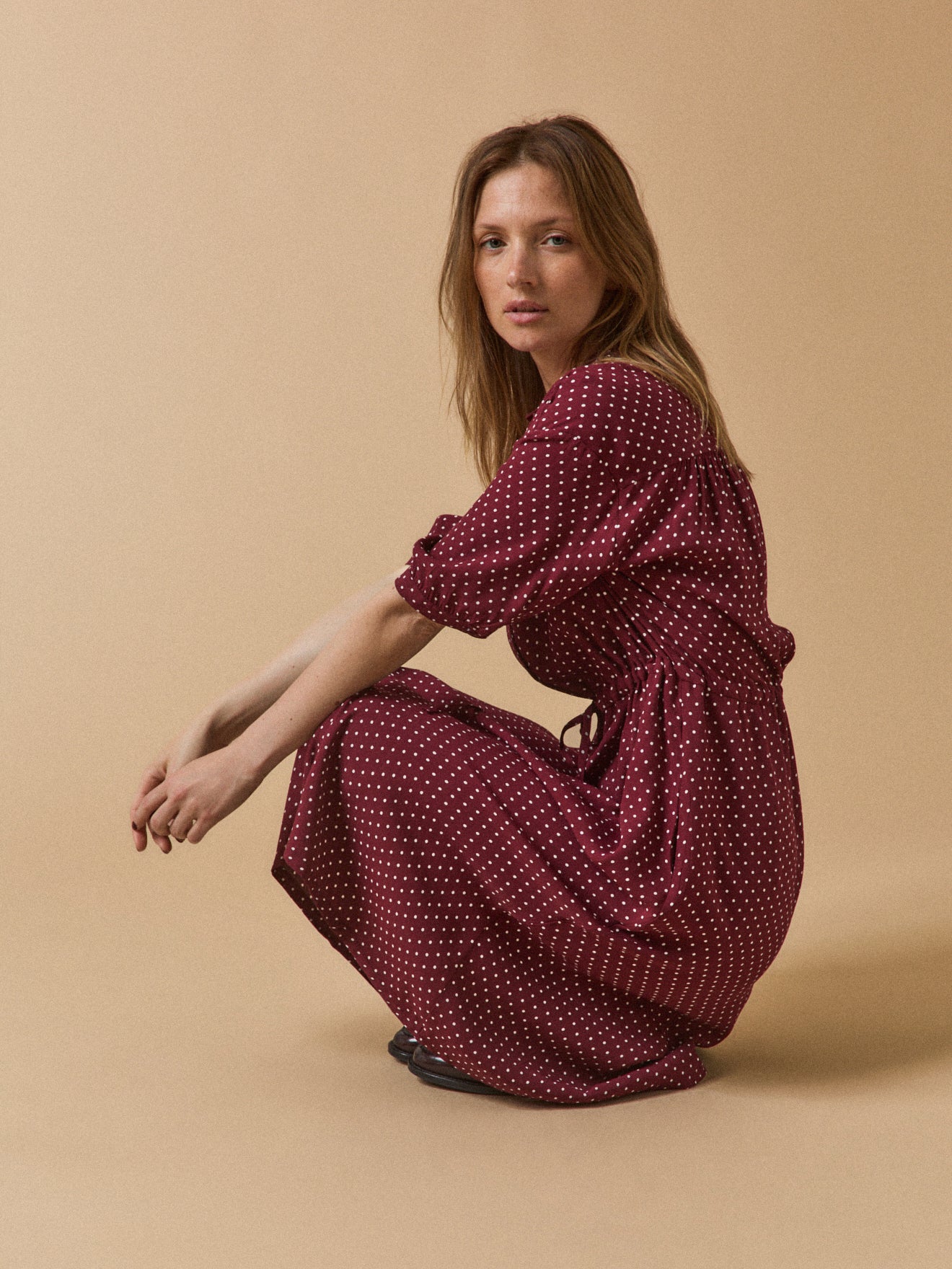 Halblanges Retro-Damenkleid mit Tupfen