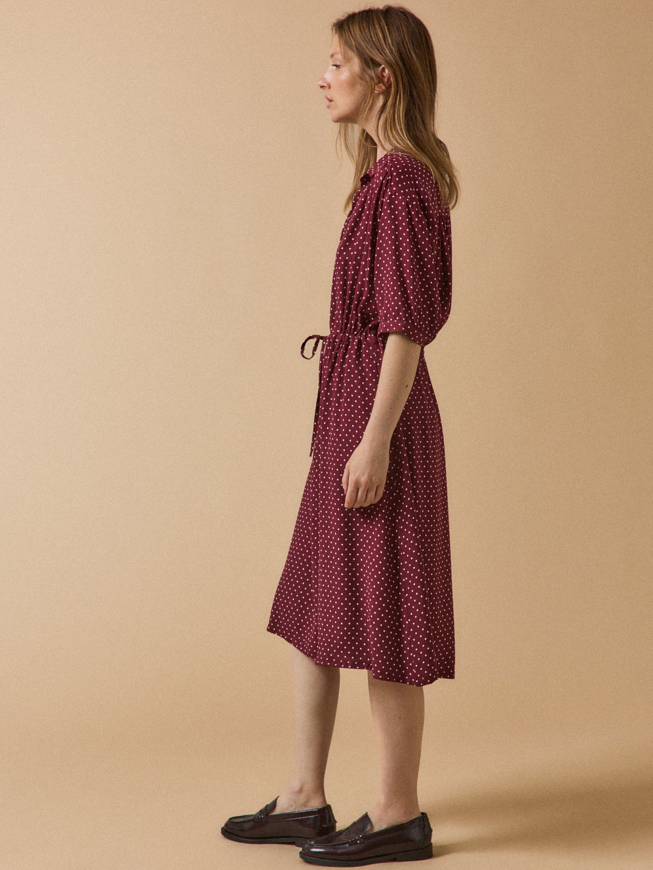 Halblanges Retro-Damenkleid mit Tupfen