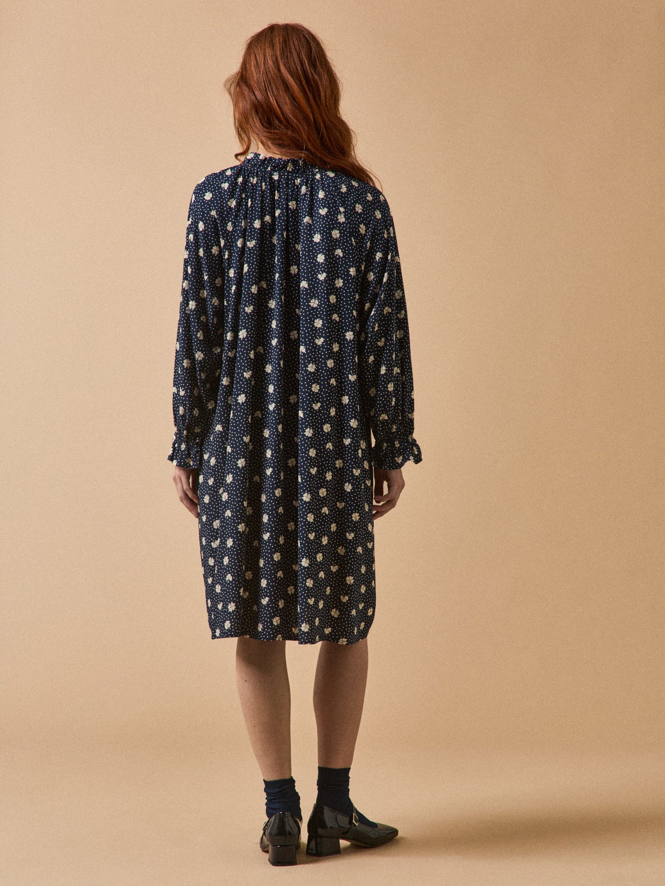 Kurzes Damen-Etuikleid aus Dobby-Viskose mit Kleedruck