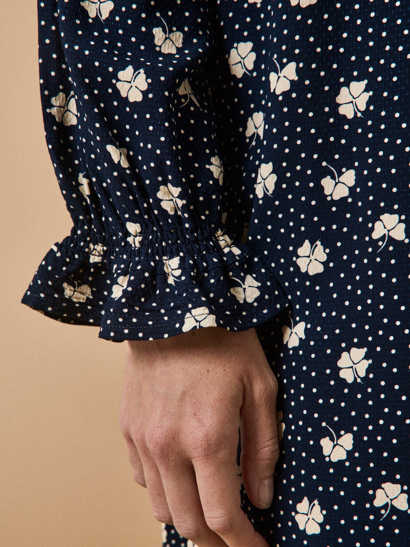 Kurzes Damen-Etuikleid aus Dobby-Viskose mit Kleedruck