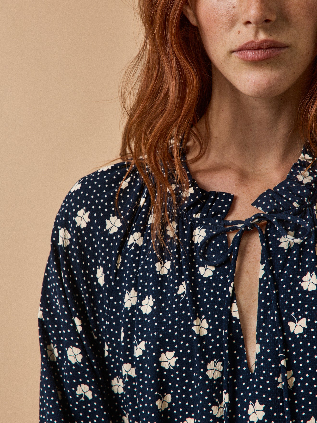 Kurzes Damen-Etuikleid aus Dobby-Viskose mit Kleedruck