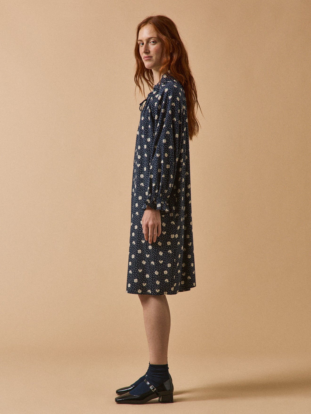 Kurzes Damen-Etuikleid aus Dobby-Viskose mit Kleedruck