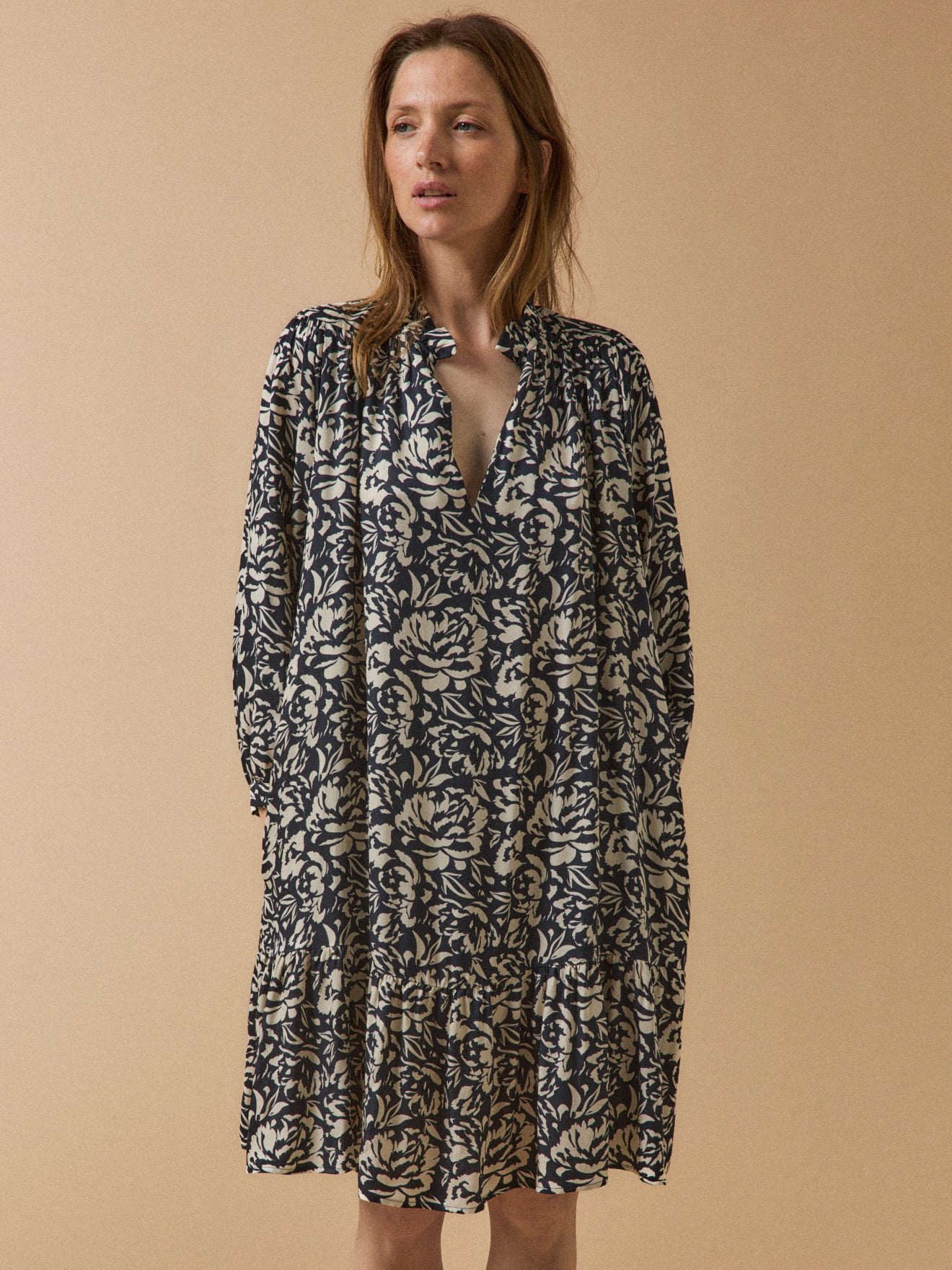 Kurzes Damenkleid aus Viskose mit Luna-Print