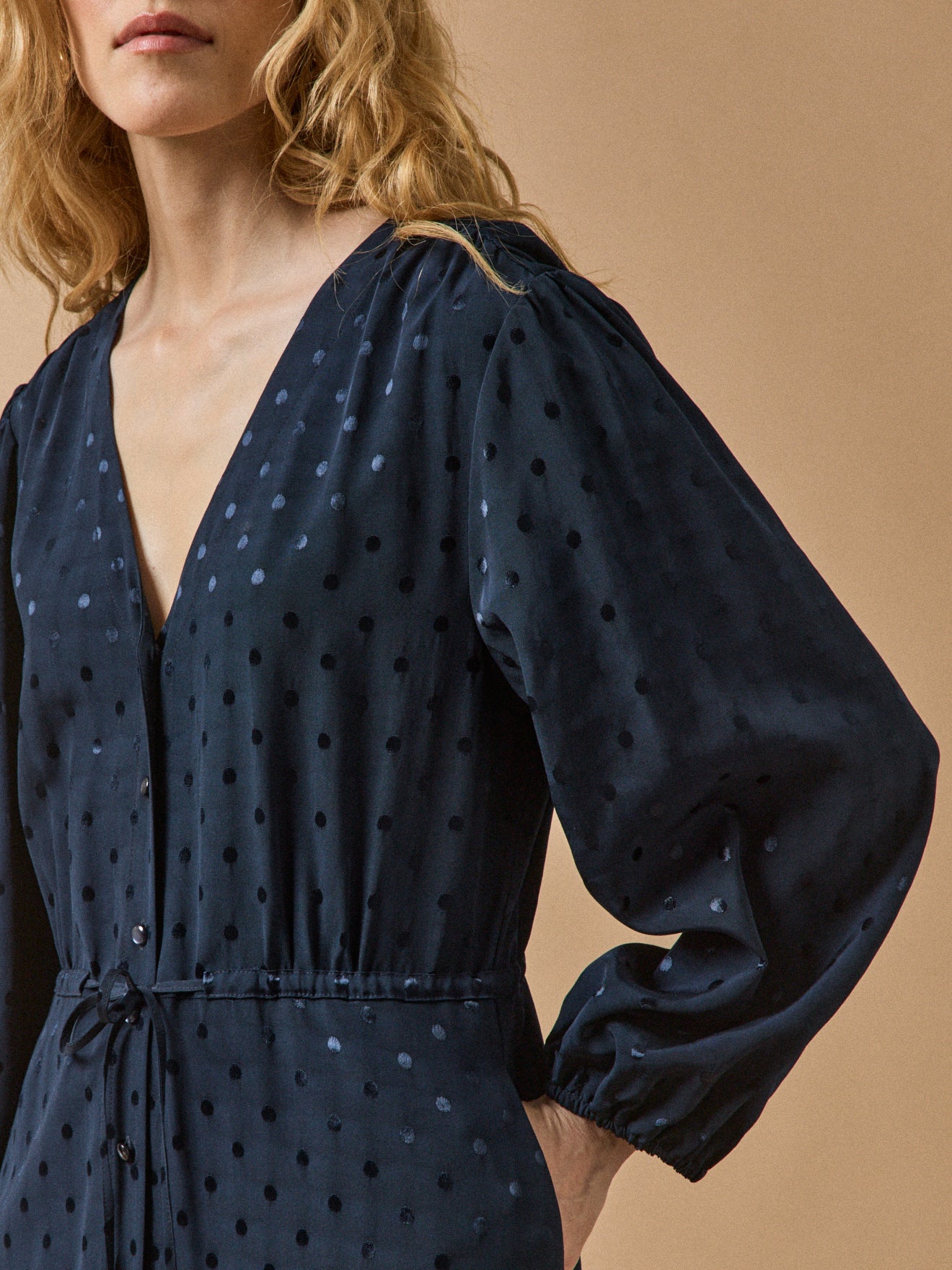 Langes und getupftes Damenkleid aus Viskose