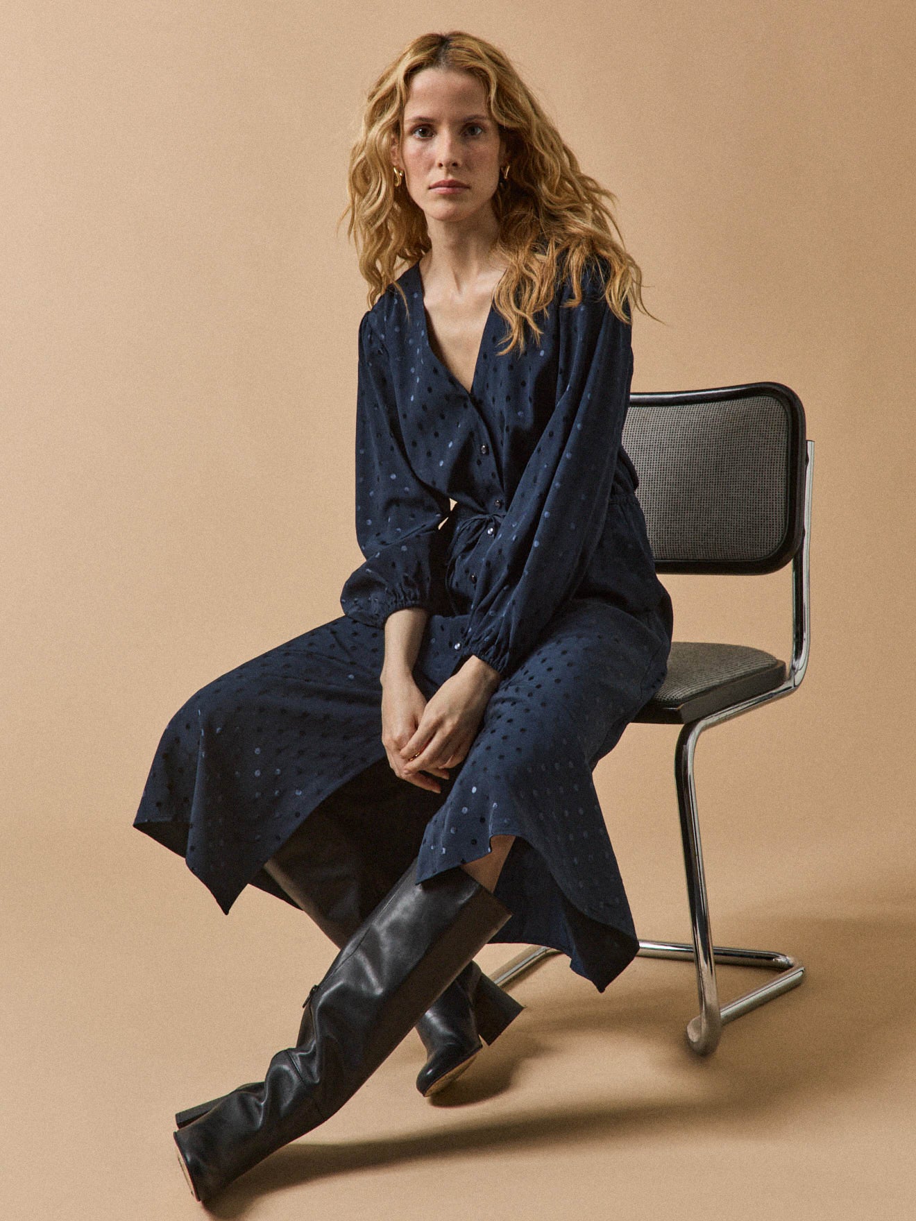 Langes und getupftes Damenkleid aus Viskose