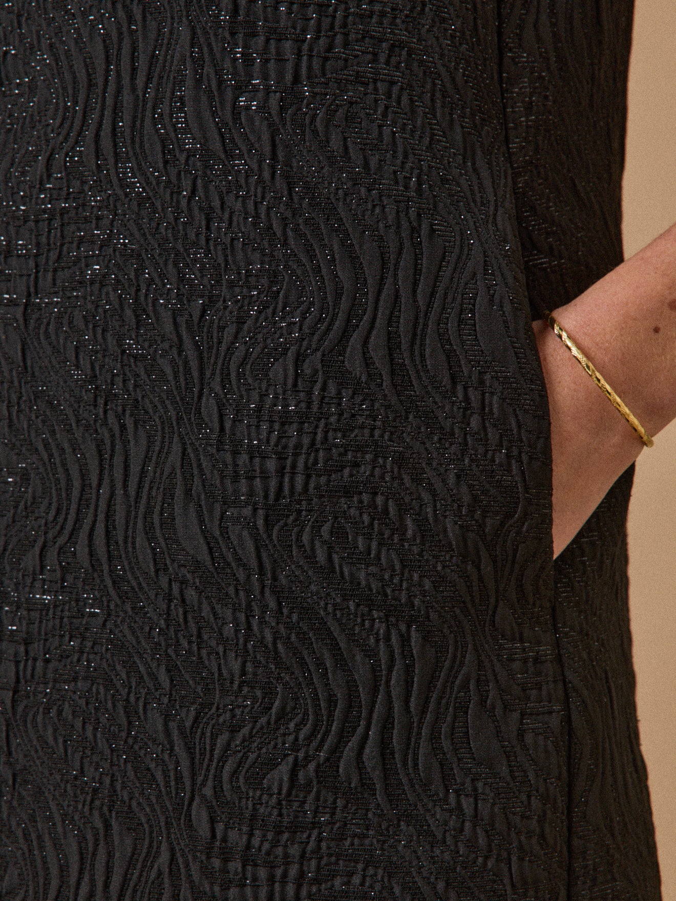 Kurzes Damenkleid mit Jacquard