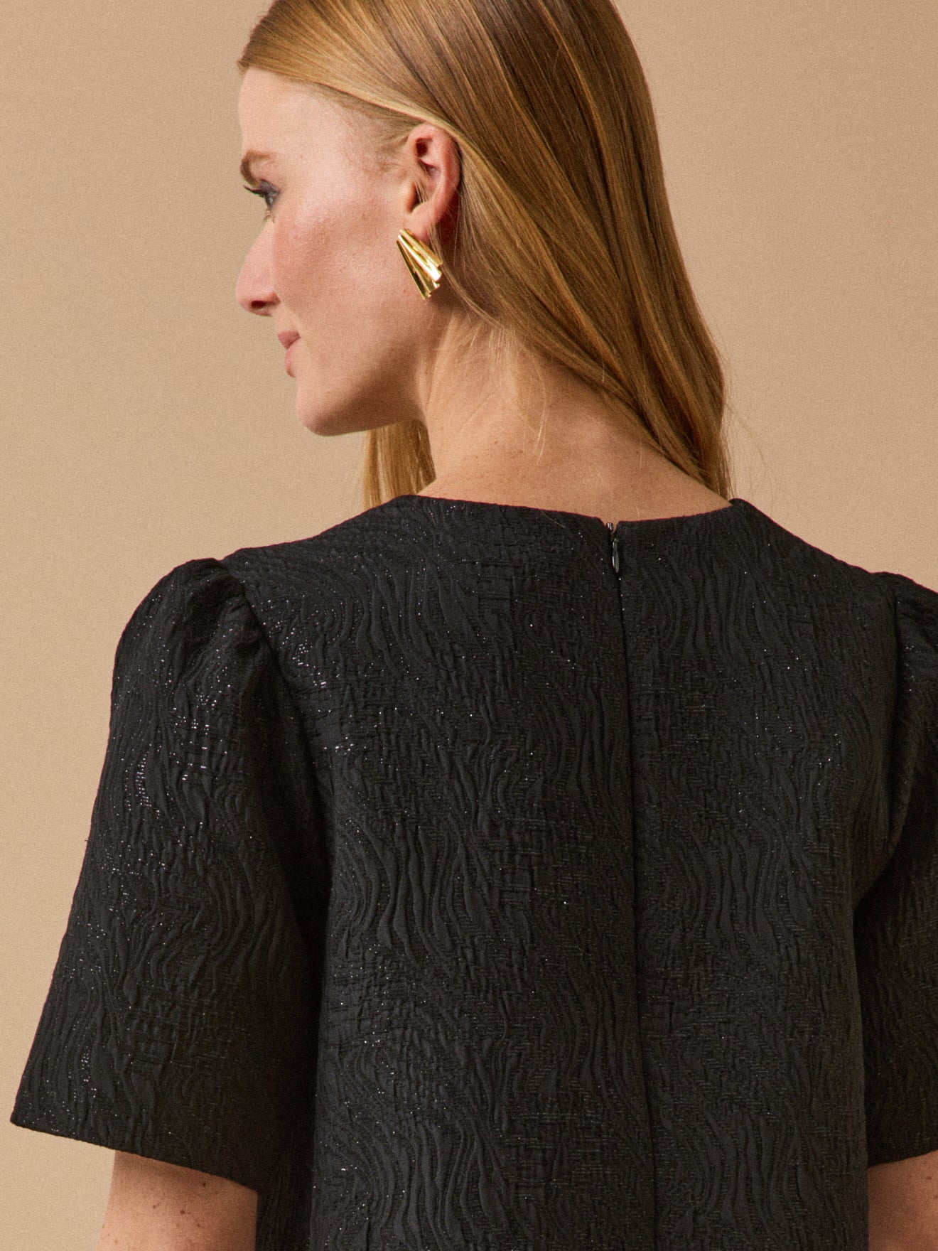 Kurzes Damenkleid mit Jacquard