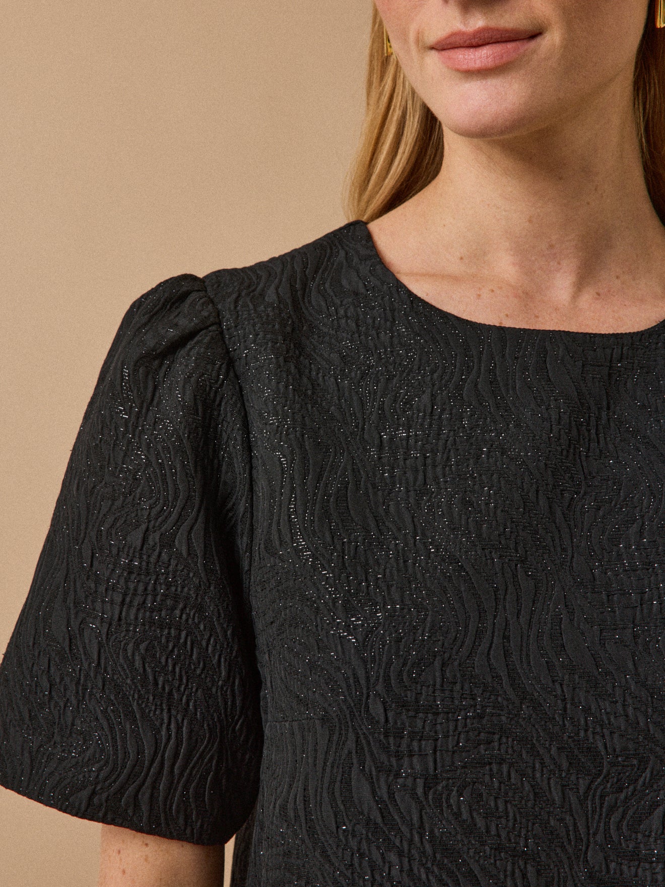 Kurzes Damenkleid mit Jacquard