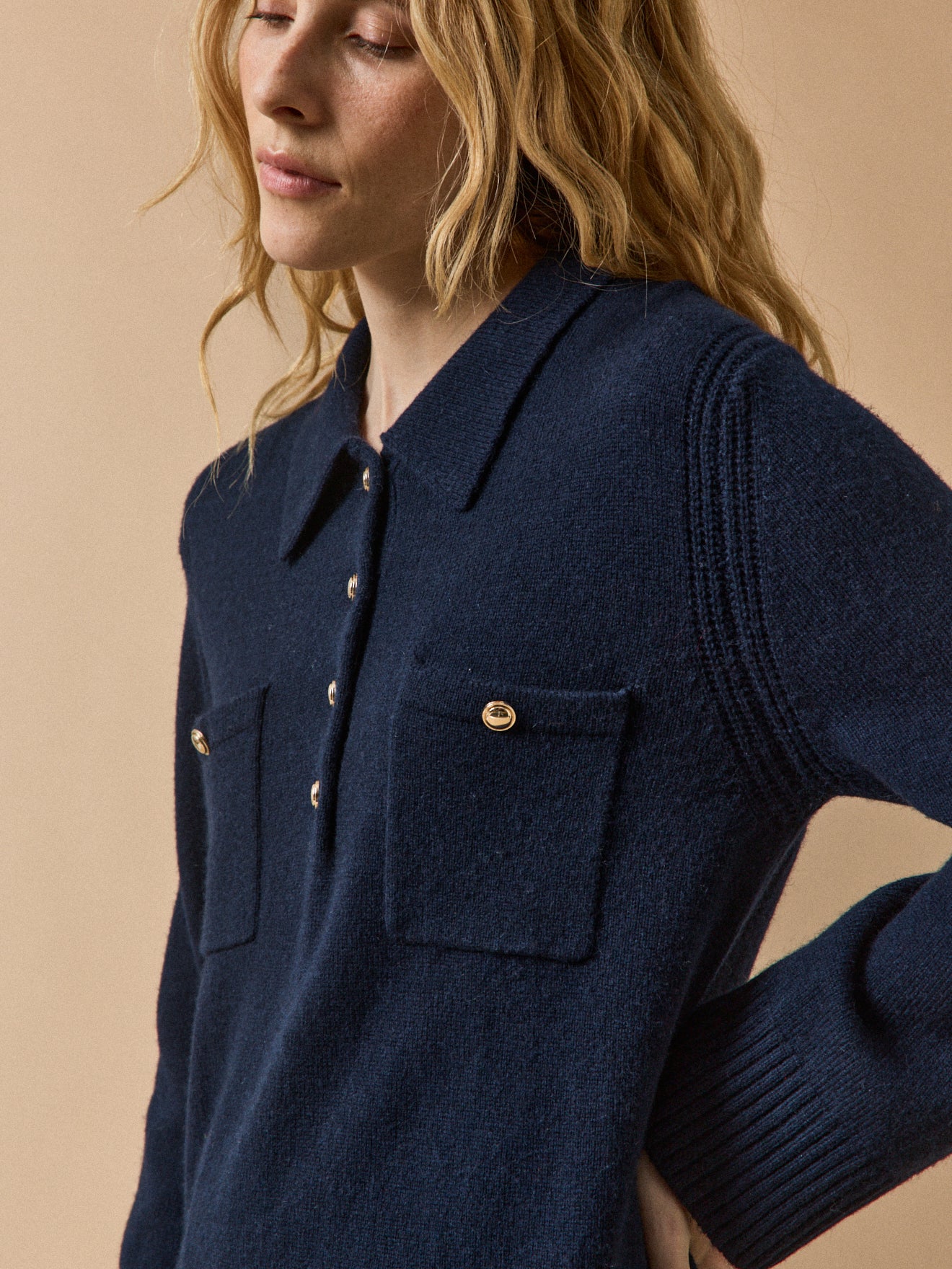 Kurzes Damenkleid mit Polokragen und goldfarbenen Knöpfen