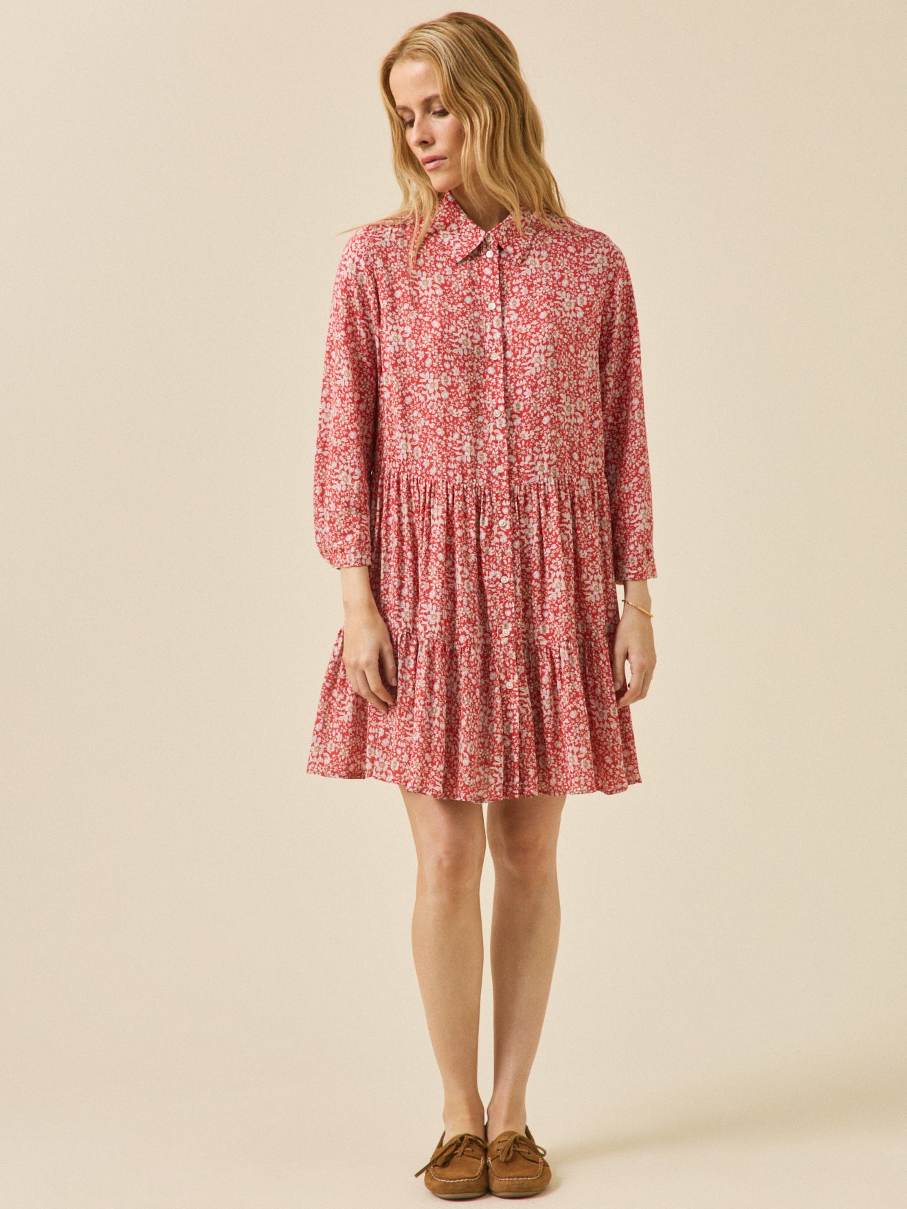 Kurzes Damenkleid mit Volants aus Liberty-Stoff - Limited Collection
