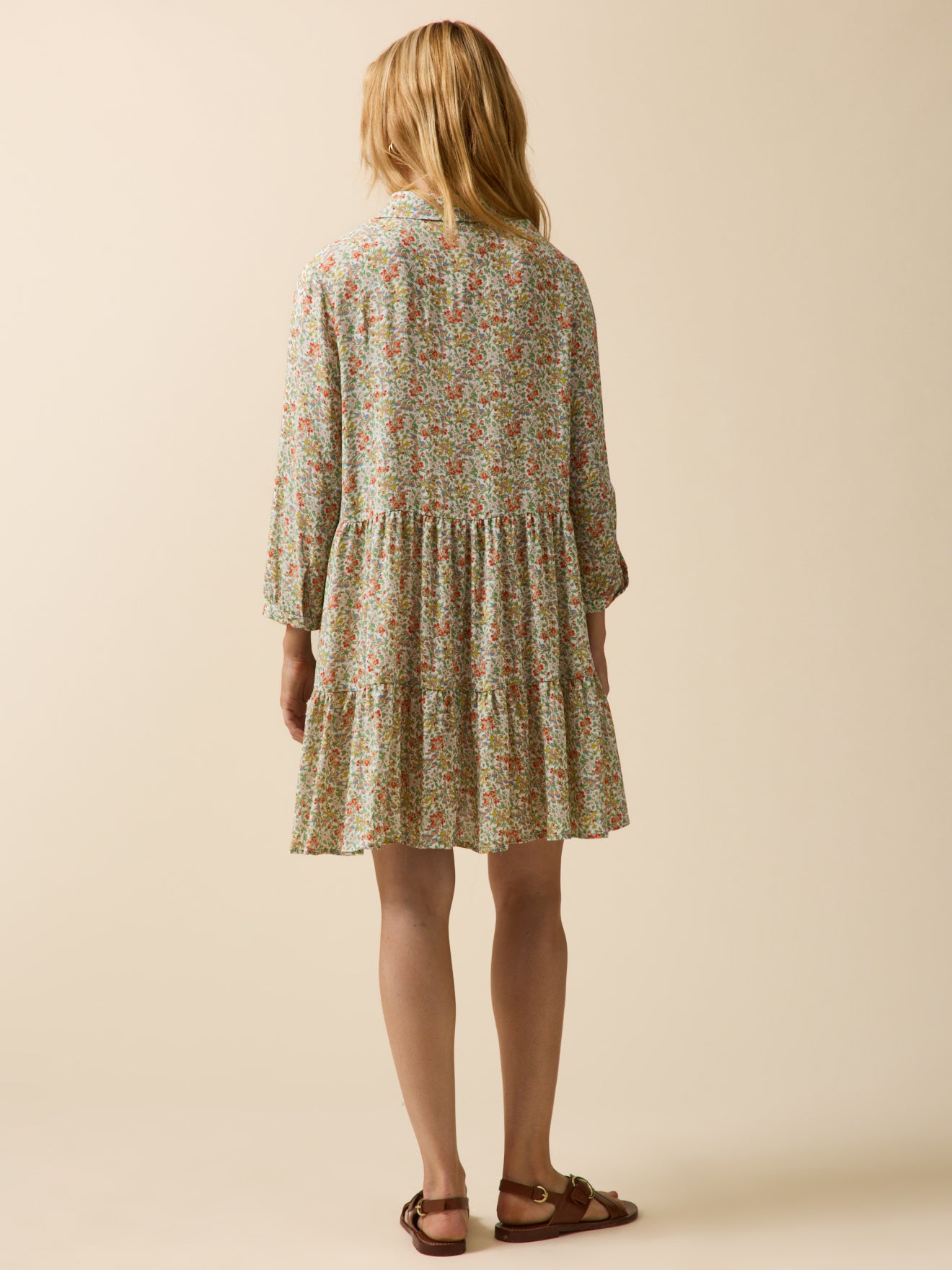 Kurzes Damenkleid mit Volants aus Liberty-Stoff - Limited Collection