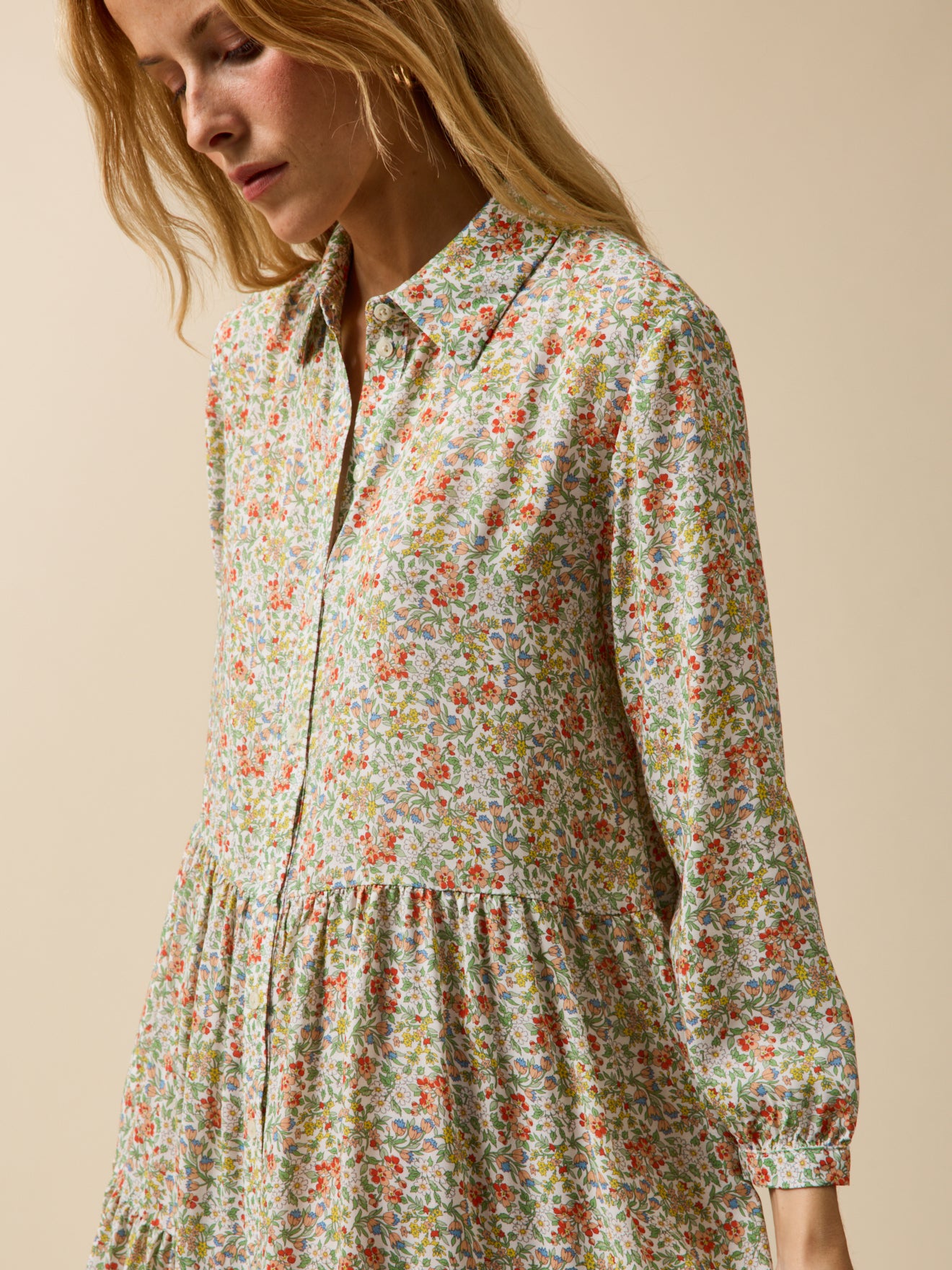 Kurzes Damenkleid mit Volants aus Liberty-Stoff - Limited Collection
