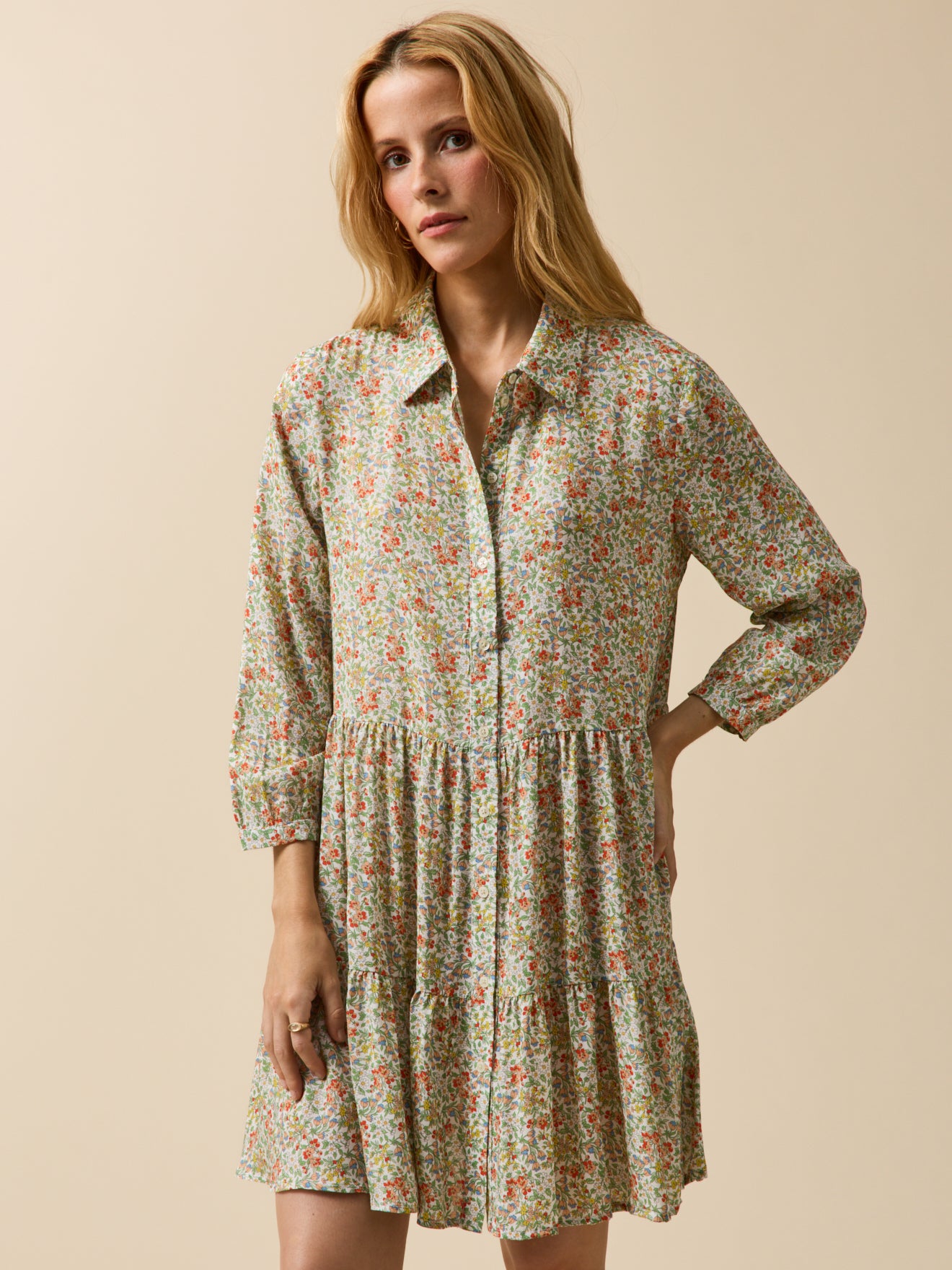 Kurzes Damenkleid mit Volants aus Liberty-Stoff - Limited Collection