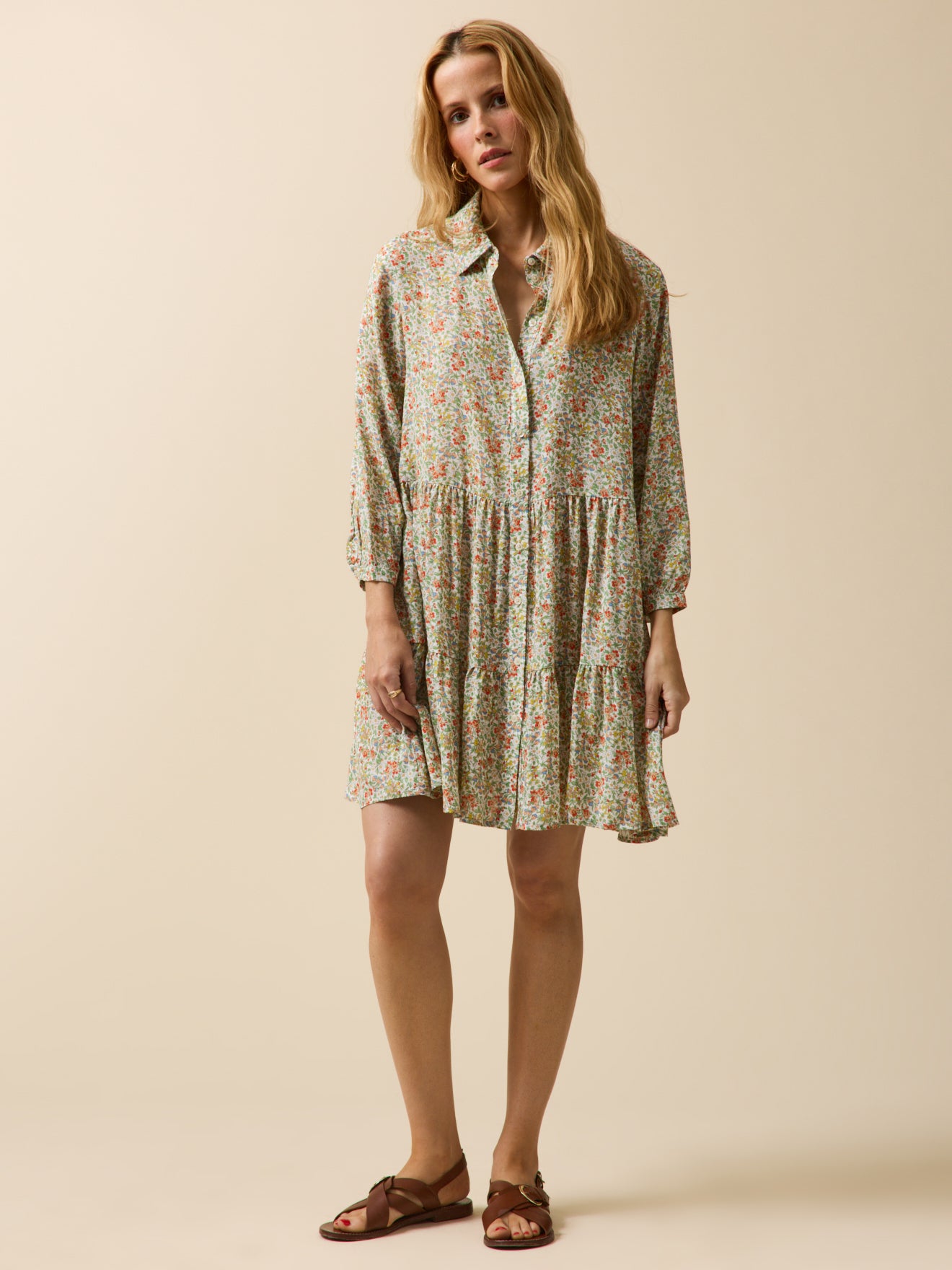 Kurzes Damenkleid mit Volants aus Liberty-Stoff - Limited Collection