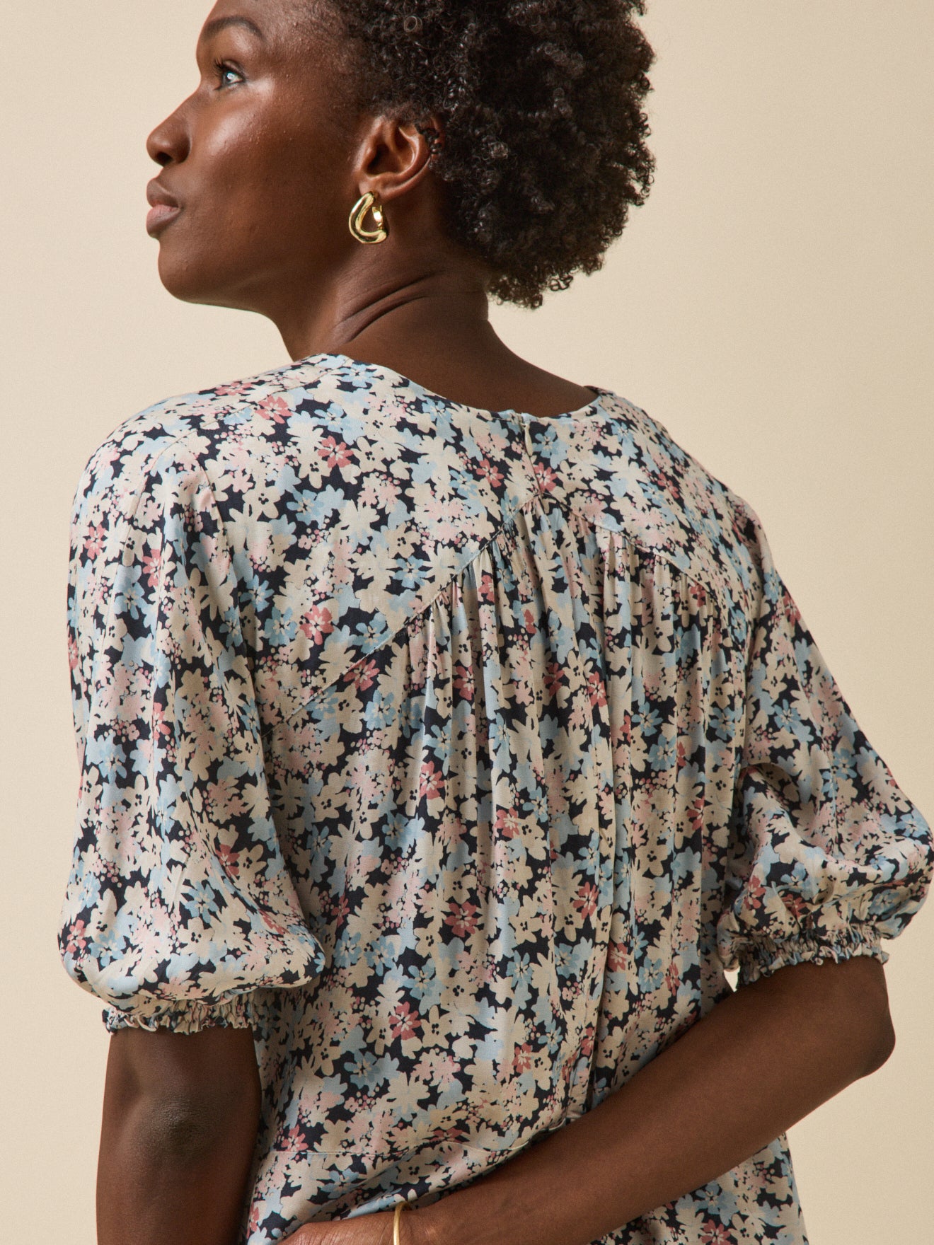 Langes Damenkleid mit Pop-Blumen-Print