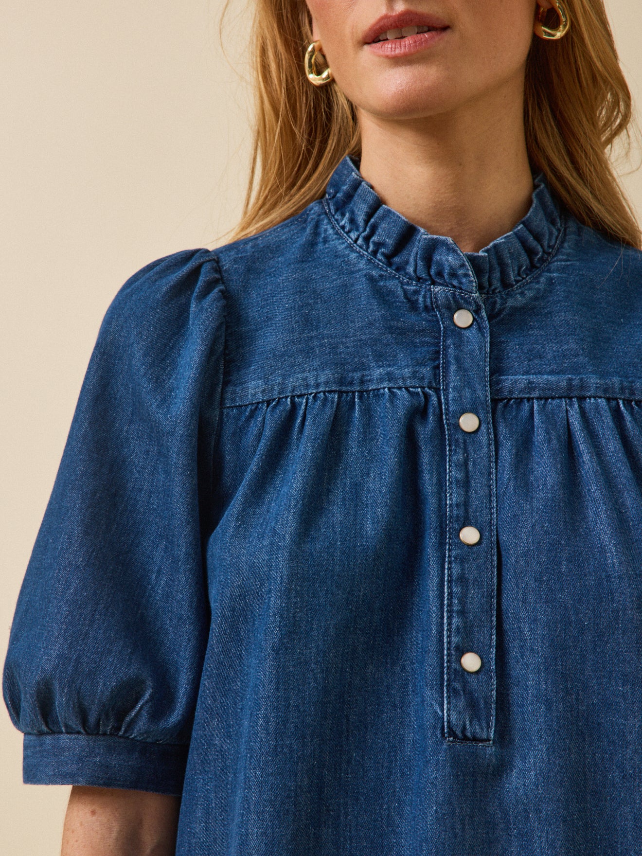 Kurzes Damenkleid aus Denim aus Bio-Baumwolle