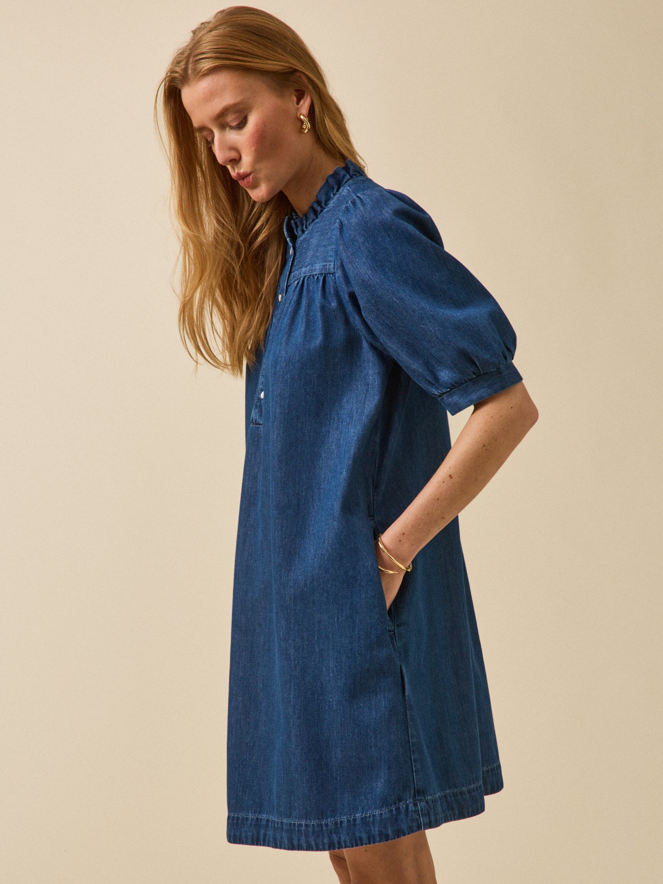 Kurzes Damenkleid aus Denim aus Bio-Baumwolle