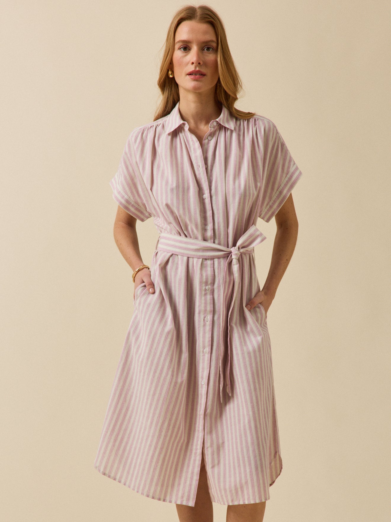 Ärmelloses Ärmelkleid aus gestreifter Baumwolle