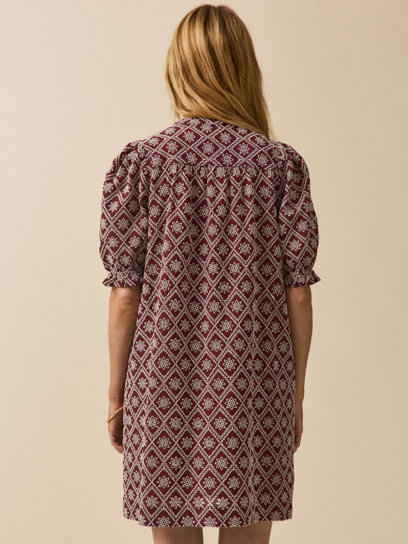 Kurzes Damenkleid mit Lochstickerei