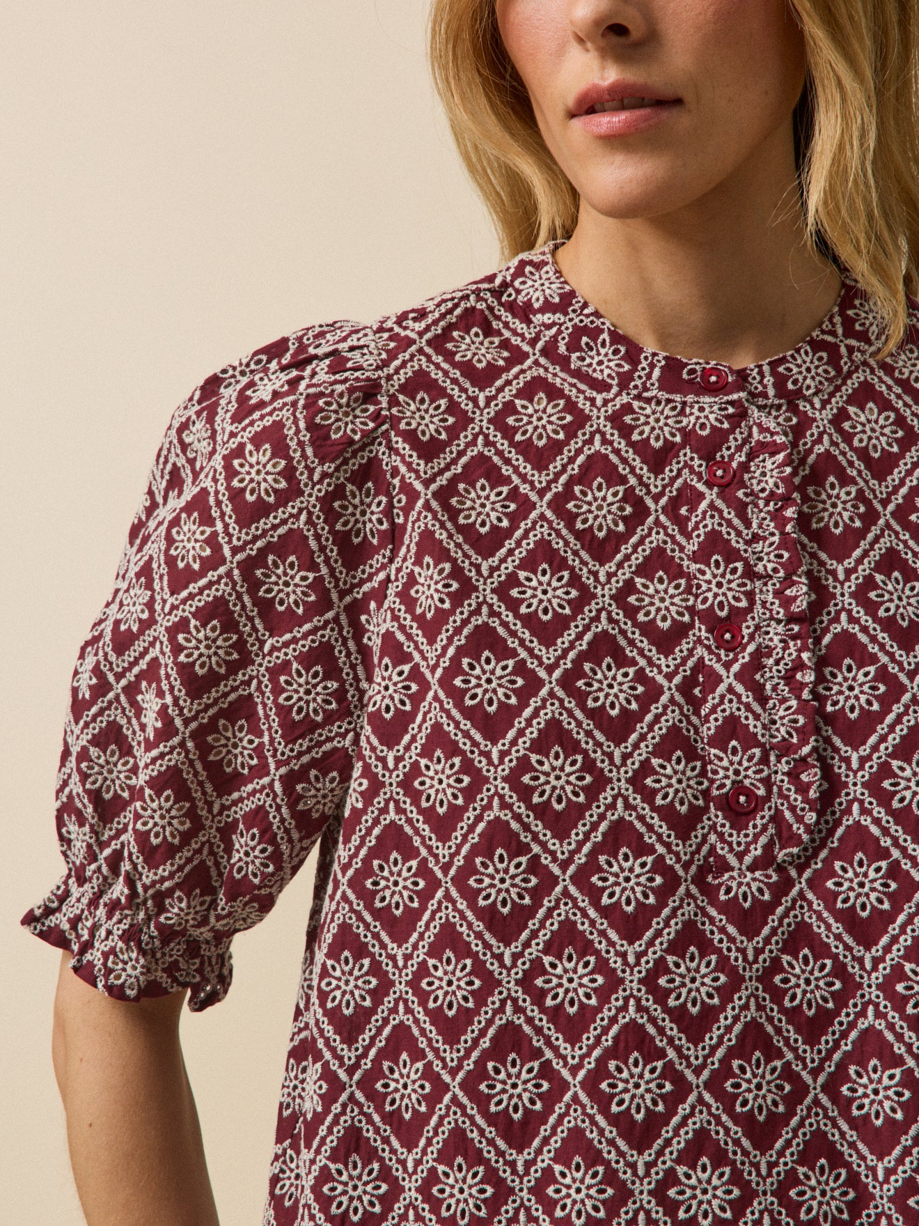 Kurzes Damenkleid mit Lochstickerei