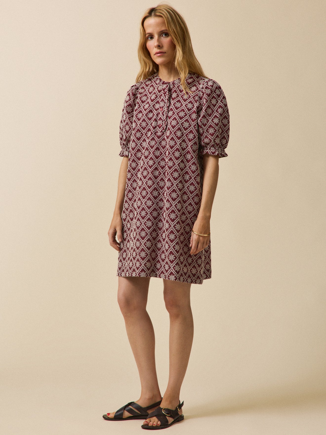 Kurzes Damenkleid mit Lochstickerei