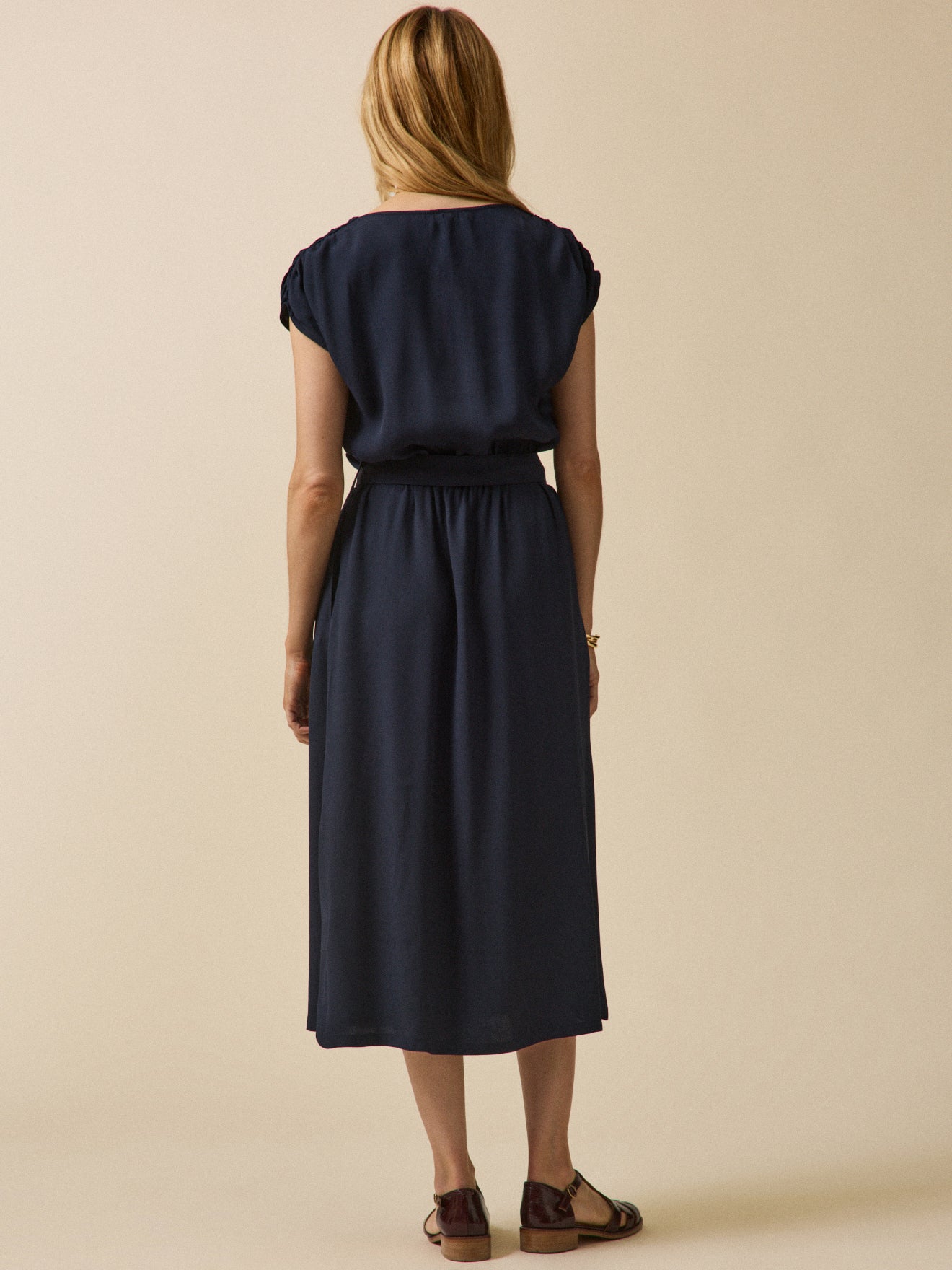 Damen-Etuikleid aus einfarbigem Crêpe