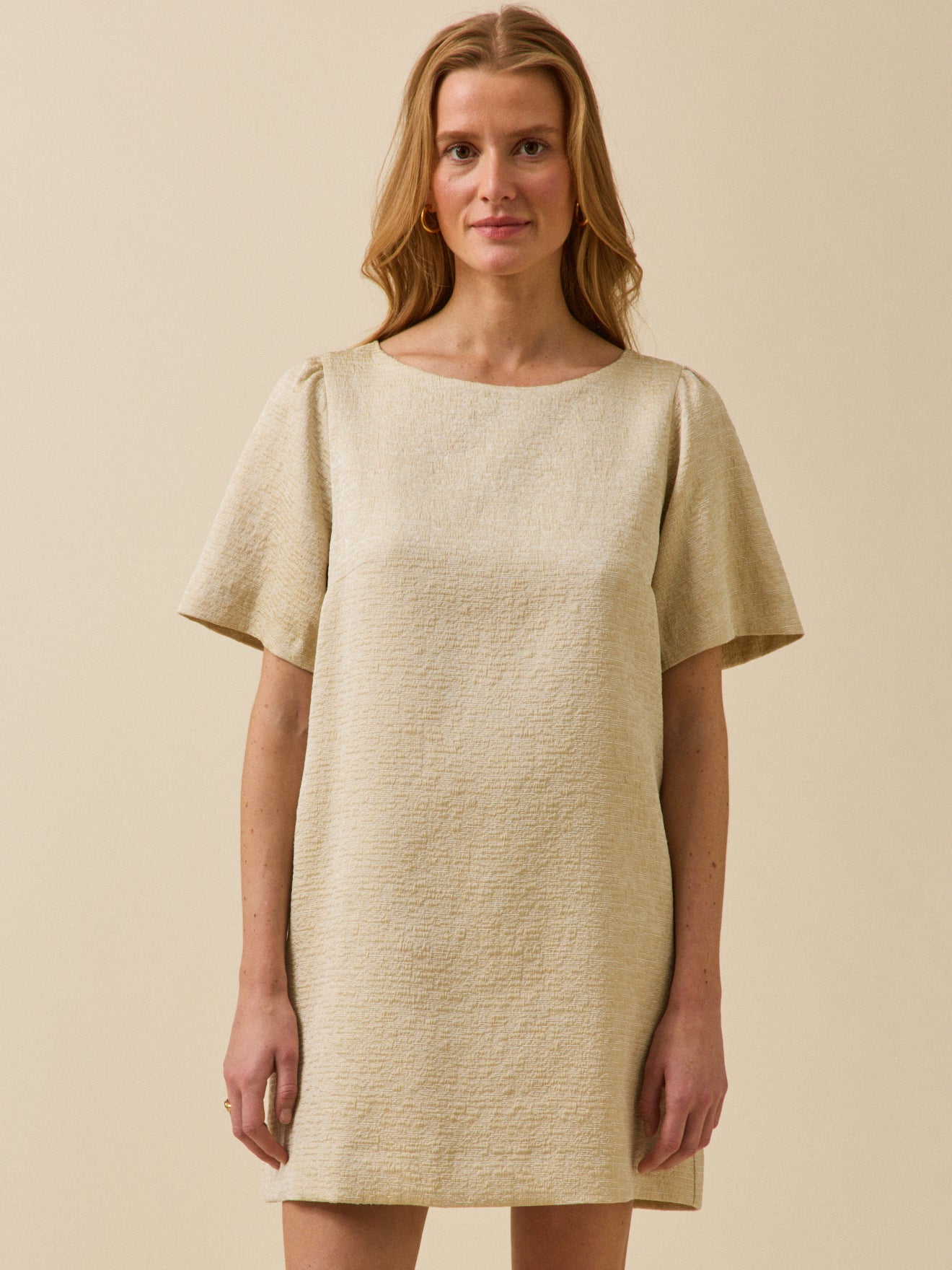 Kurzes Damen-Festkleid mit goldfarbenem Jacquard