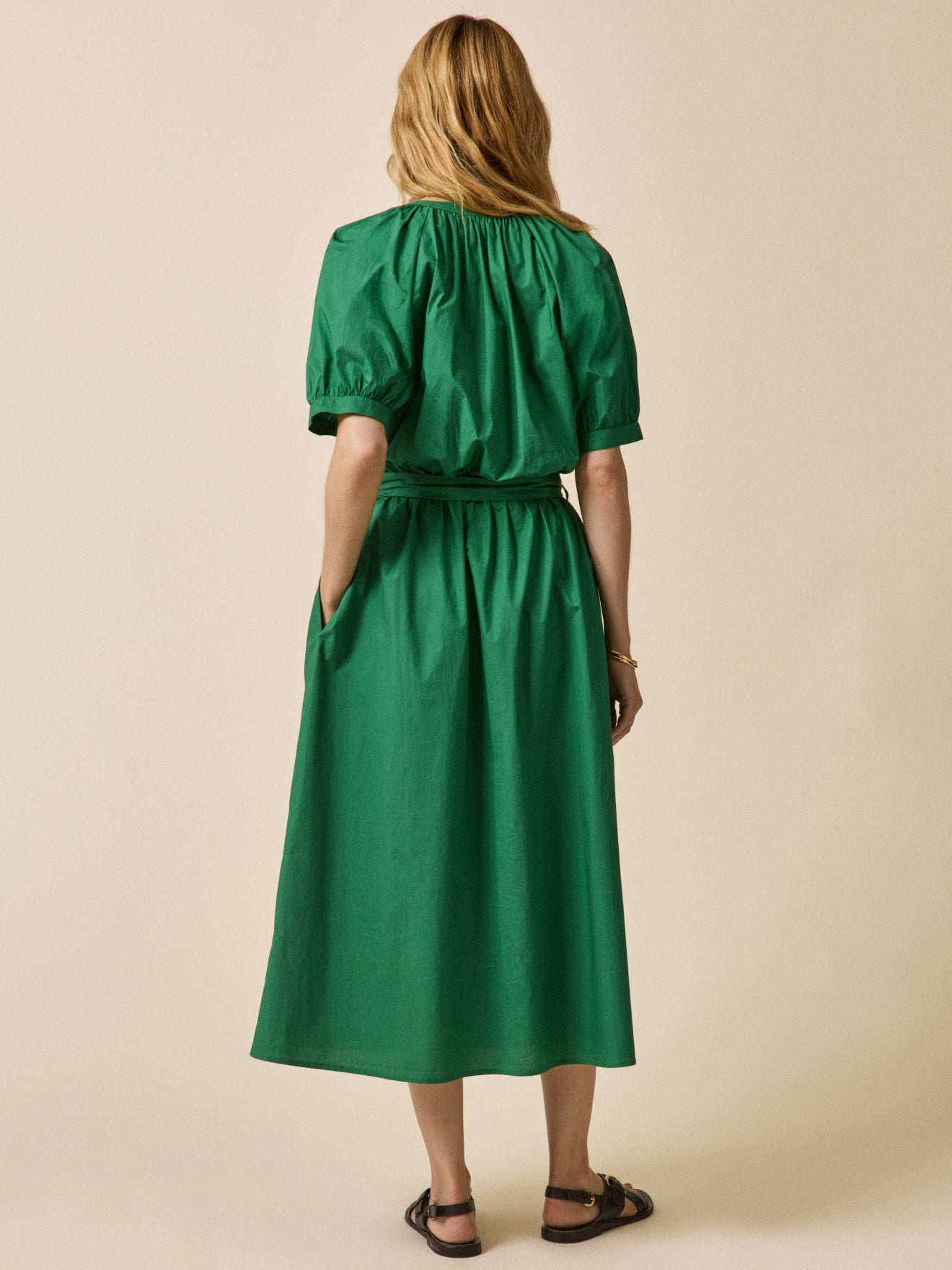 Langes Damenkleid aus einfarbiger Popeline
